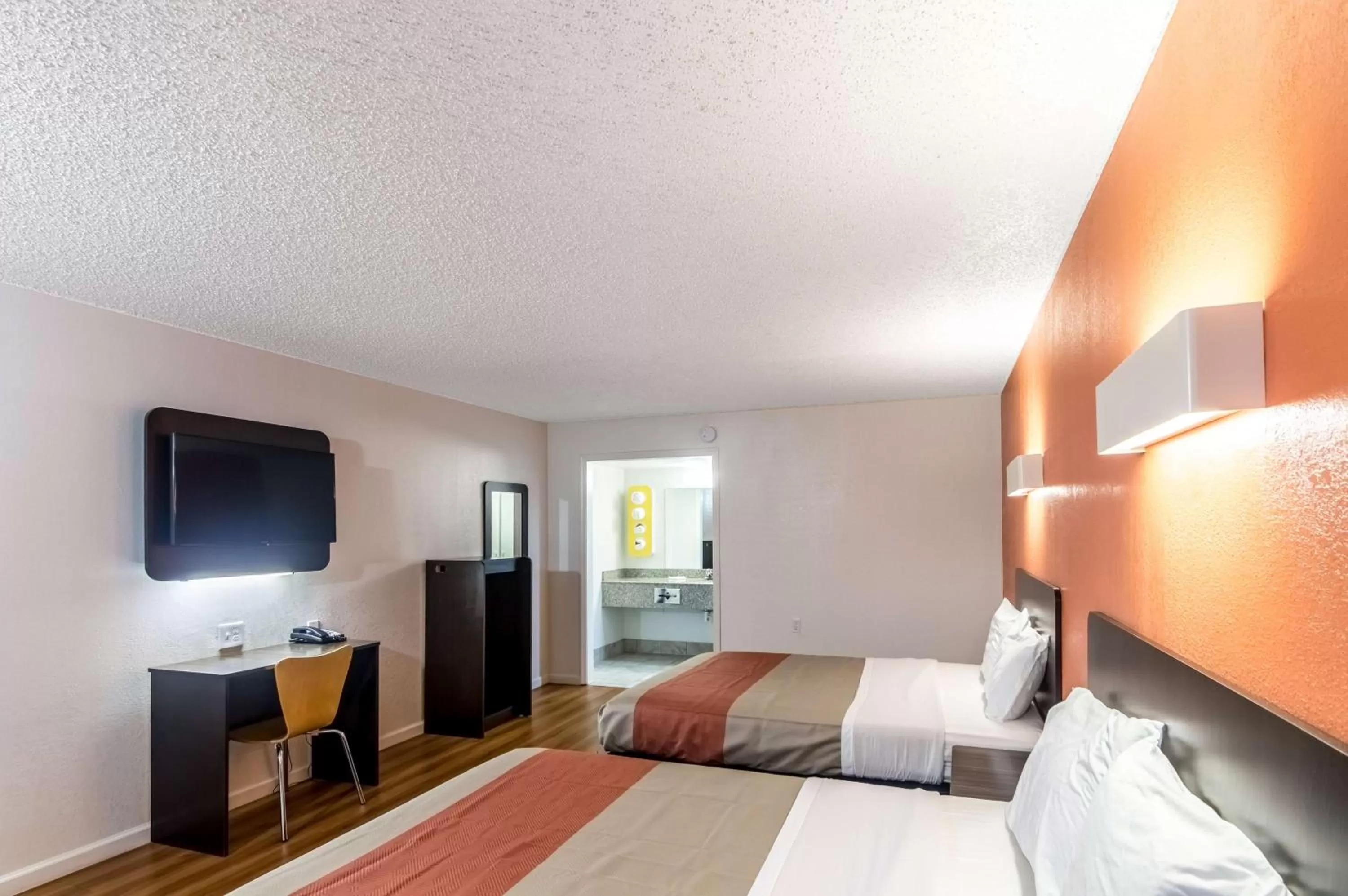 TV and multimedia, Bed in Motel 6-Clinton, OK