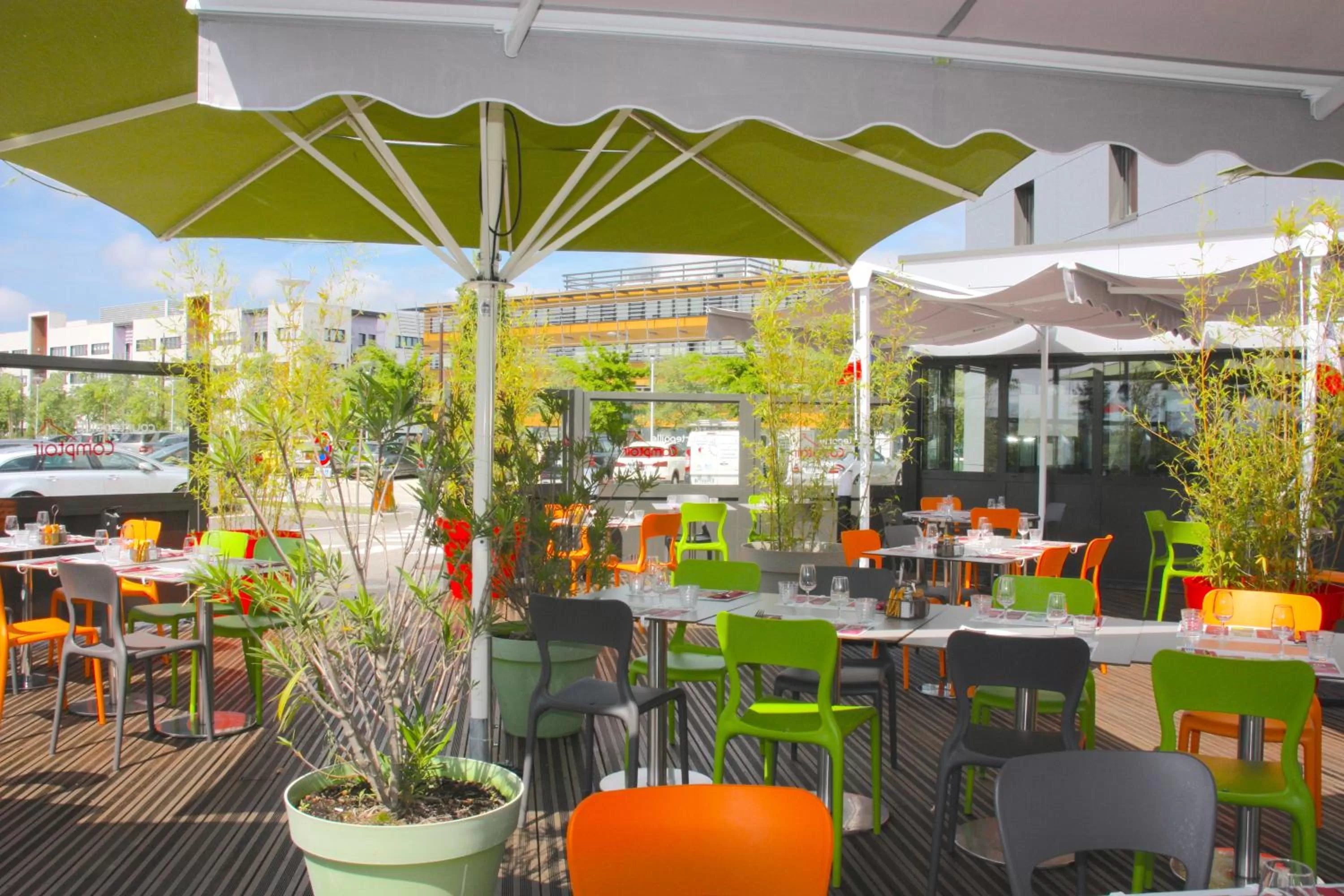 Patio in ibis Styles Romans-Valence Gare TGV