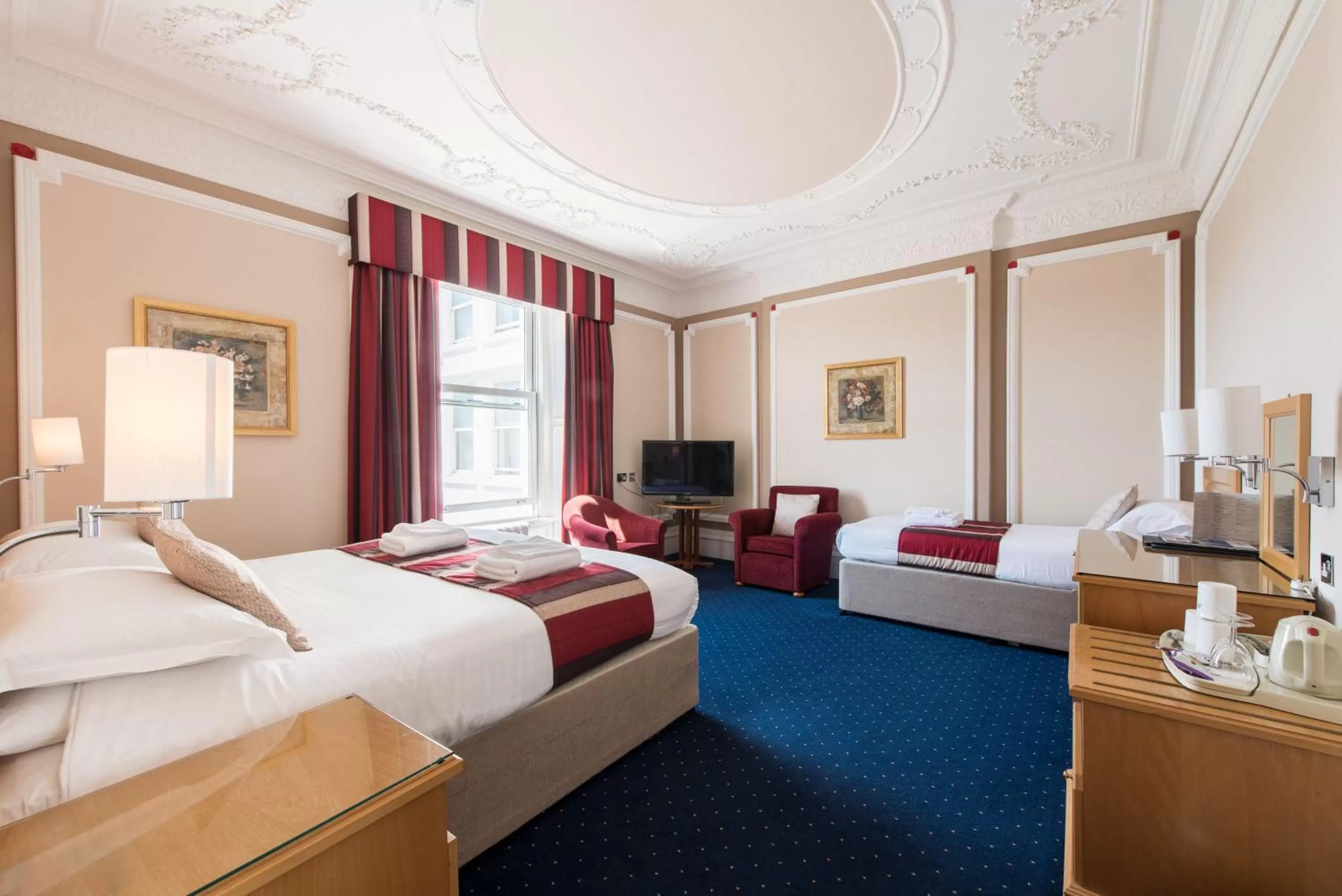 Photo of the whole room, Bed in The Palace Hotel