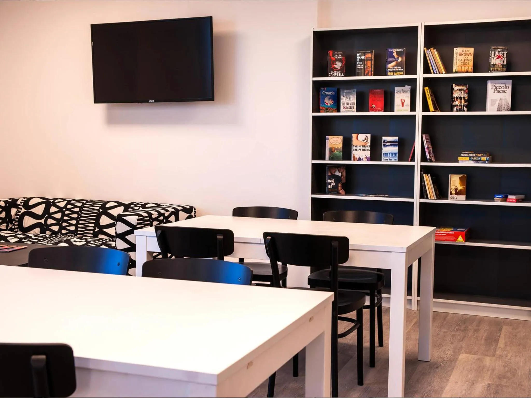 Communal lounge/ TV room in Hostel Sol