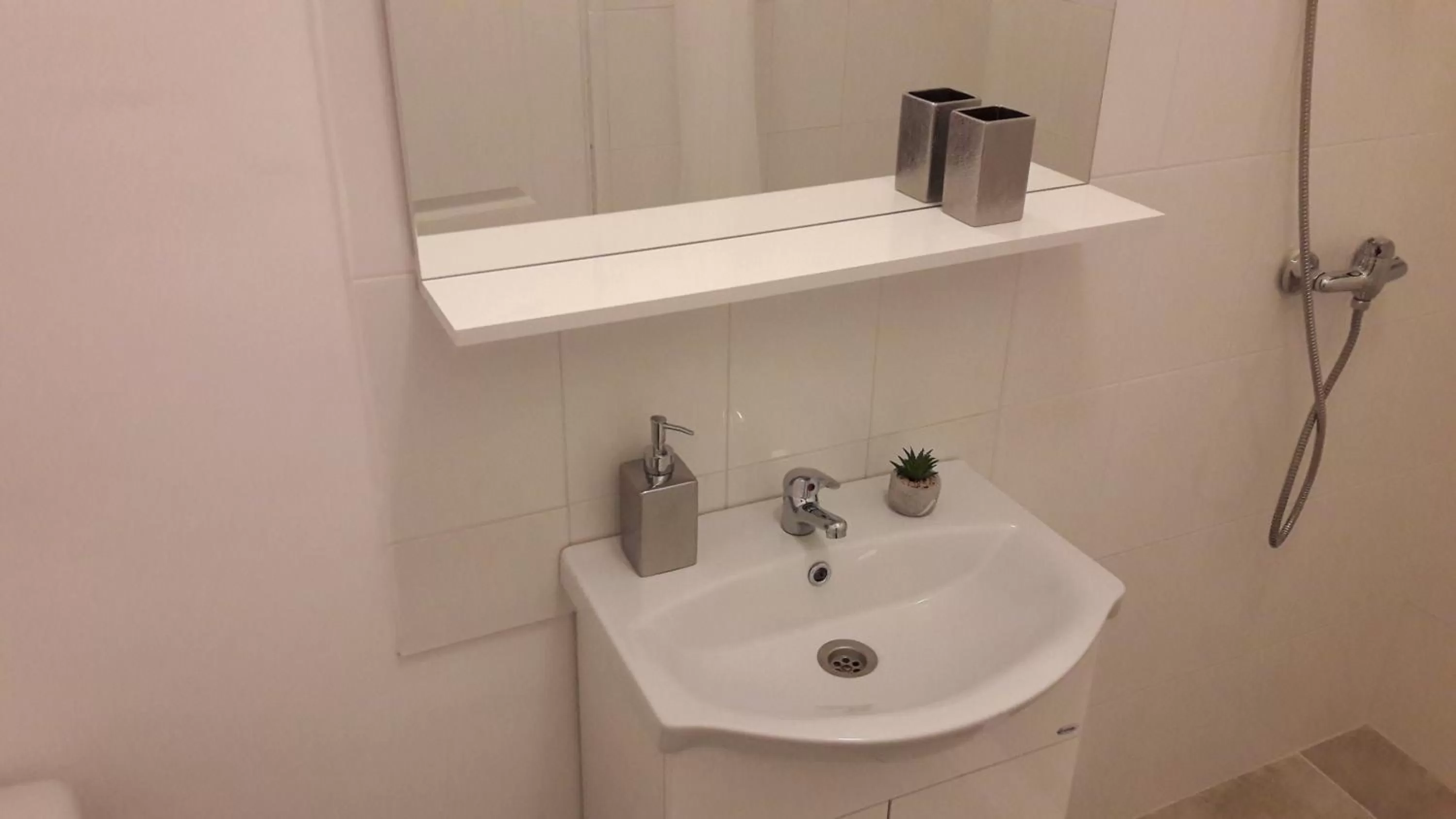 Bathroom in The Floor Piata Unirii