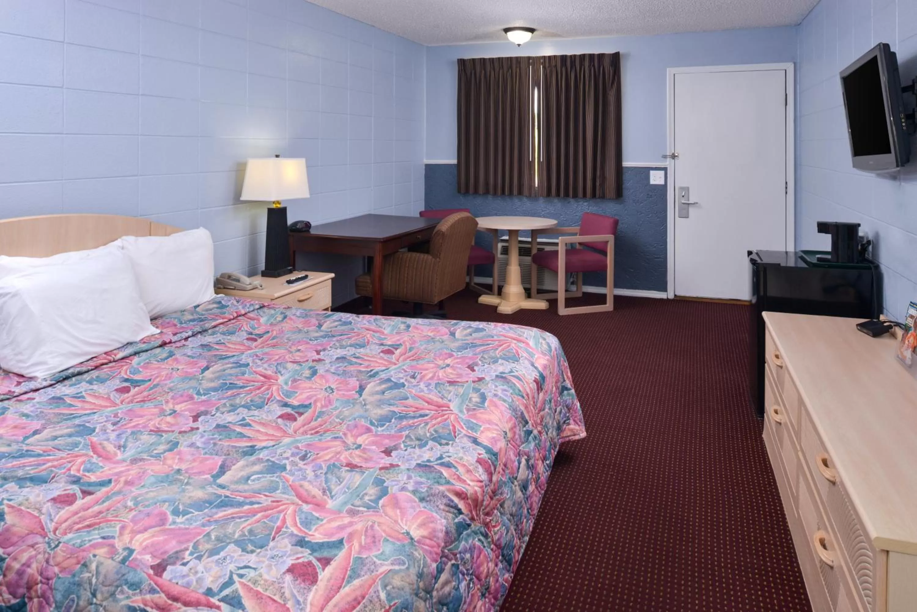 Bedroom, Bed in Americas Best Value Inn & Suites Branson - Near the Strip