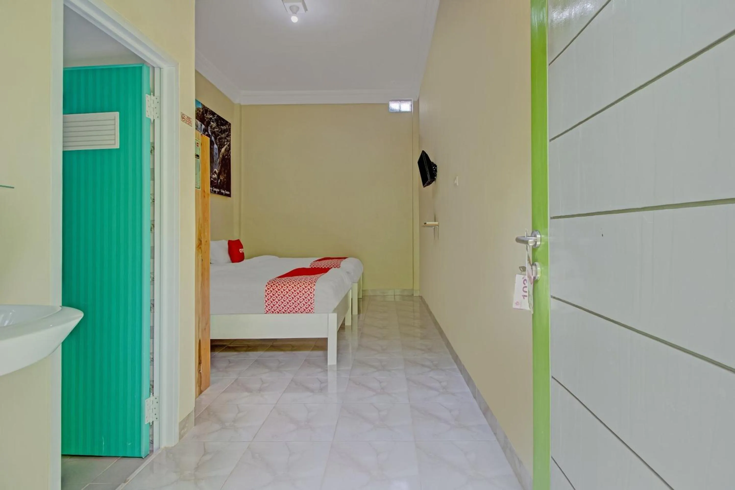 Bathroom, Bed in OYO 3774 Orchid 37 Syariah Guest House