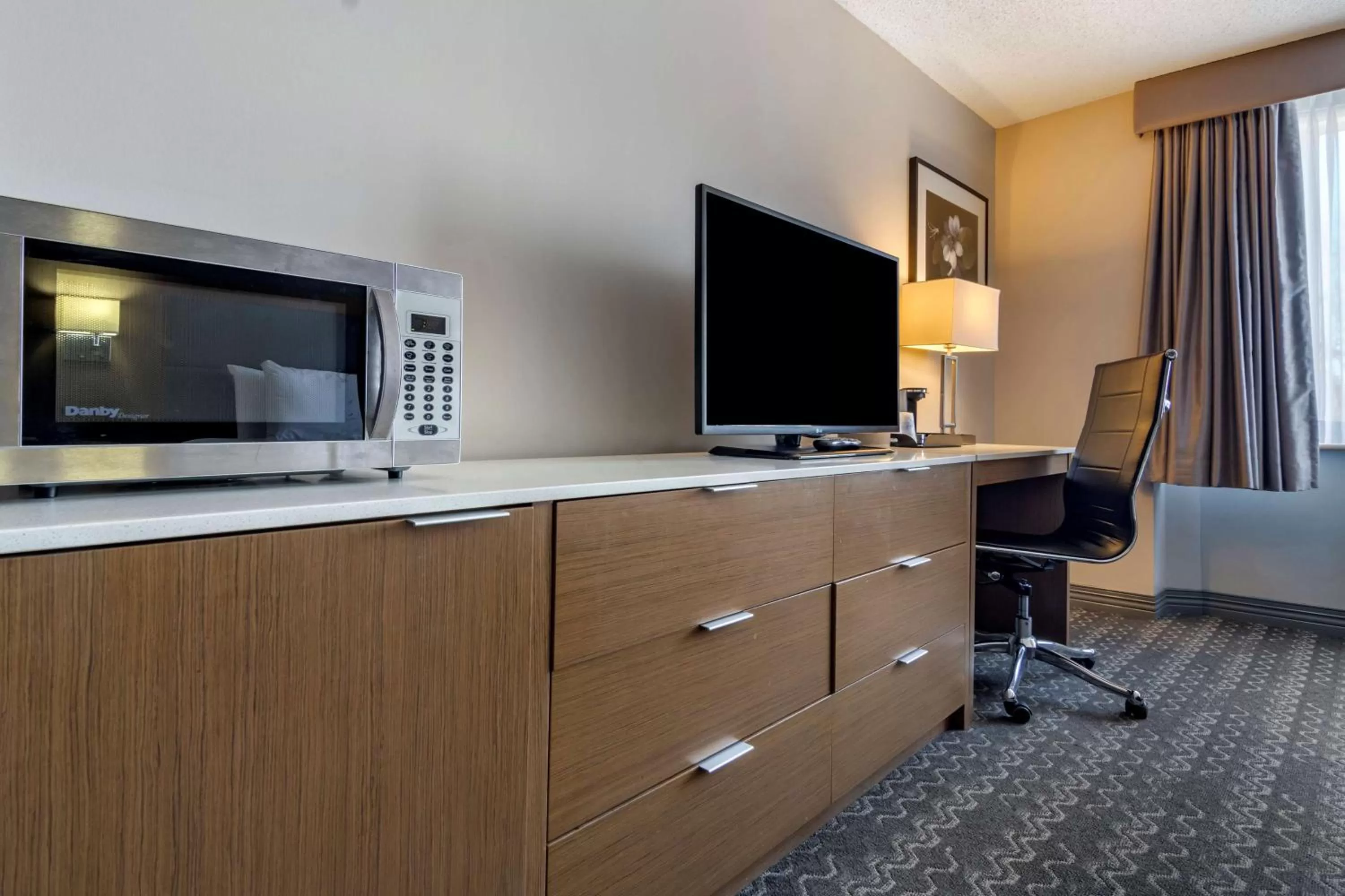 TV and multimedia in Best Western Plus Vancouver Airport Hotel