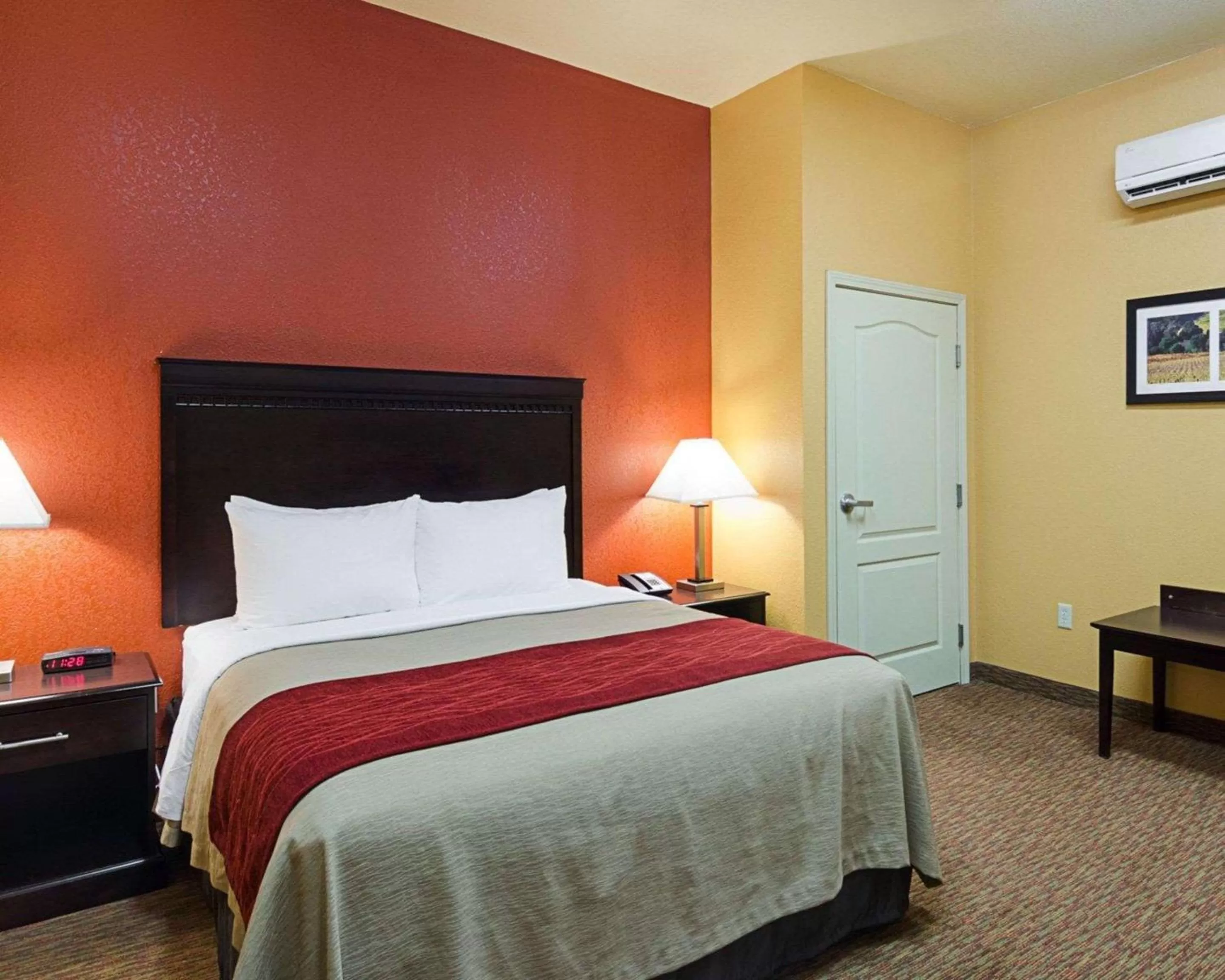 Bedroom, Bed in Comfort Inn & Suites Orange - Montpelier