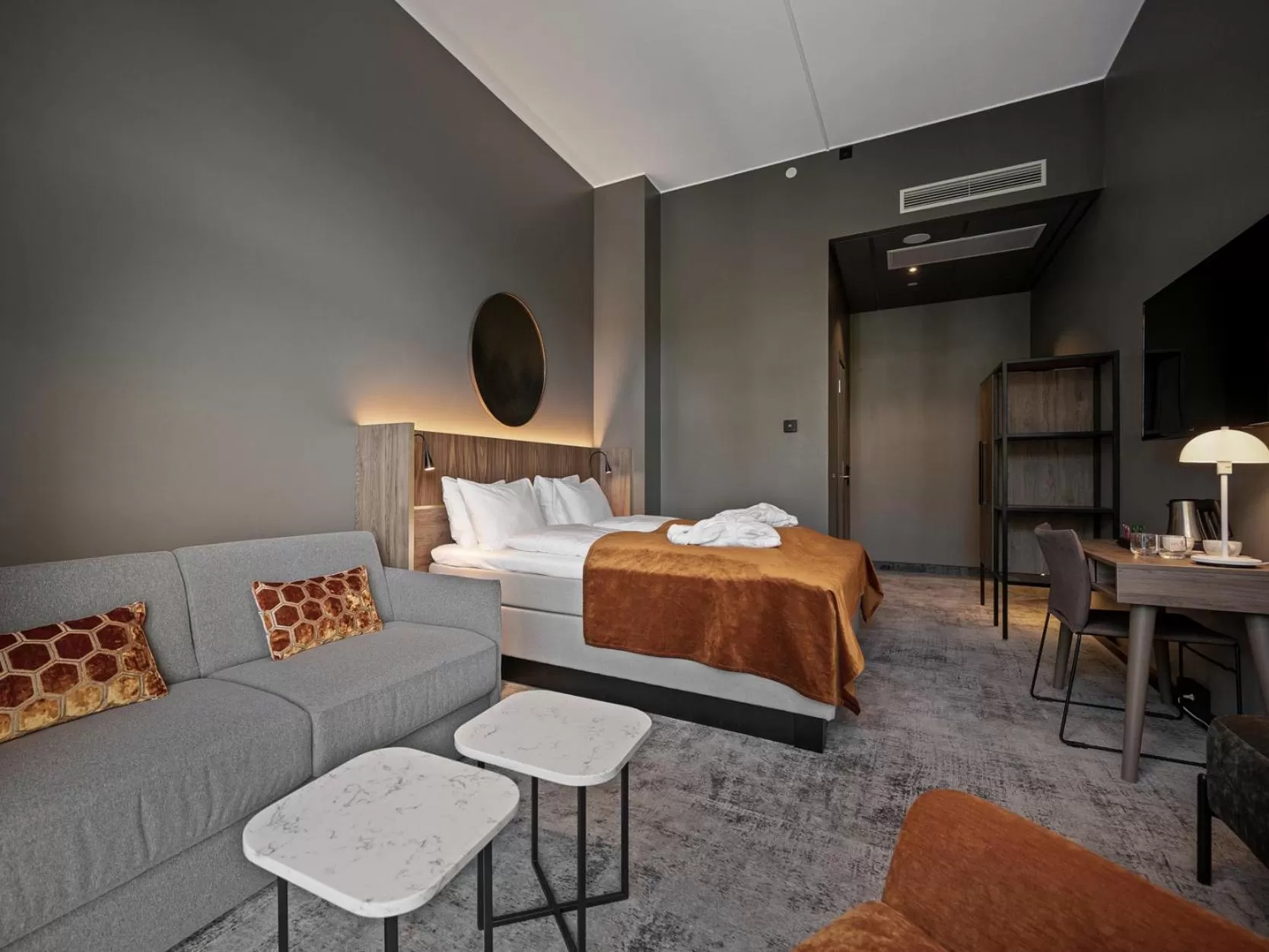 Seating area, Bed in Karl Johan Hotel