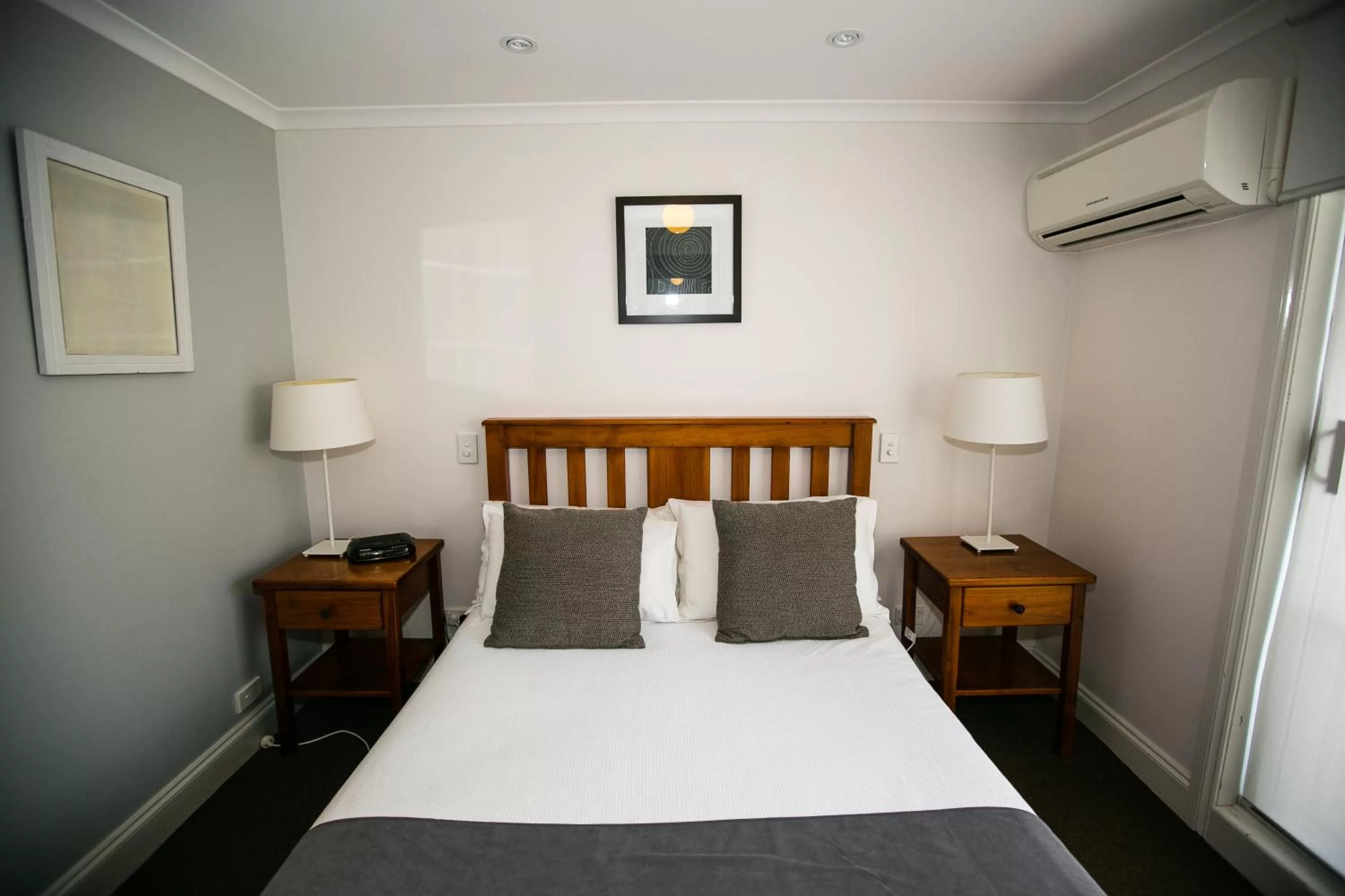 Bed in Seacombe House Motor Inn Port Fairy