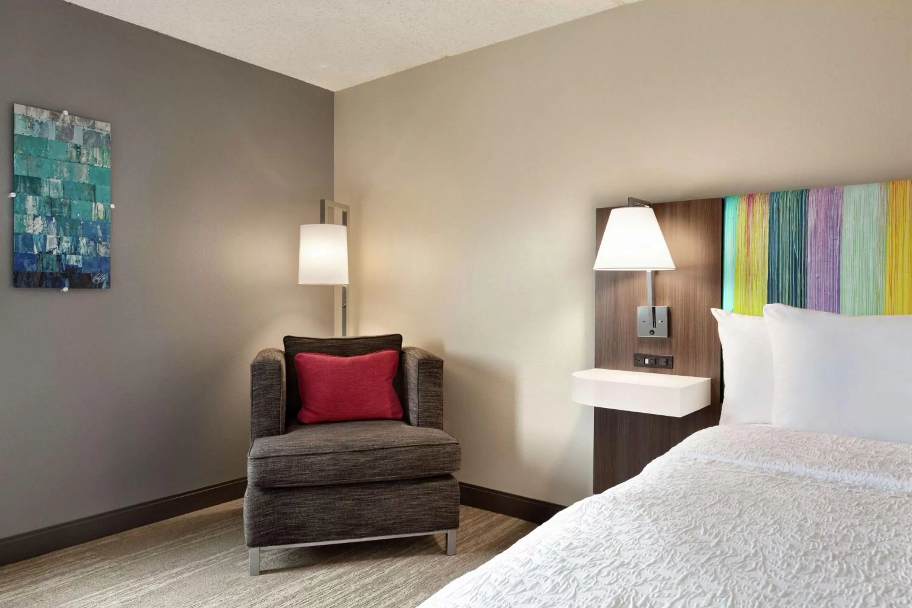 Living room, Bed in Hampton Inn - Houston/Brookhollow