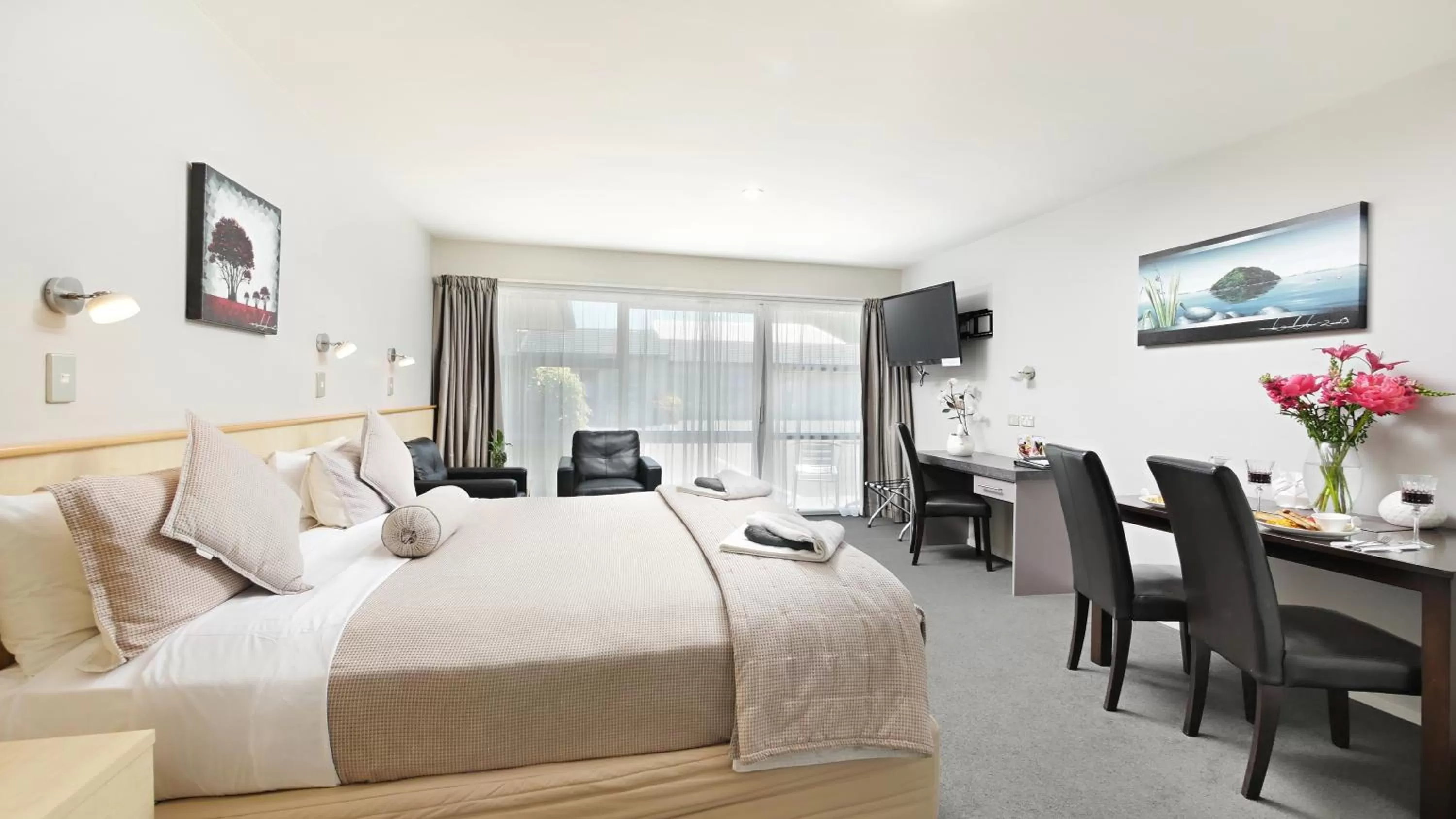 Photo of the whole room, Bed in Arthur's Court Motor Lodge