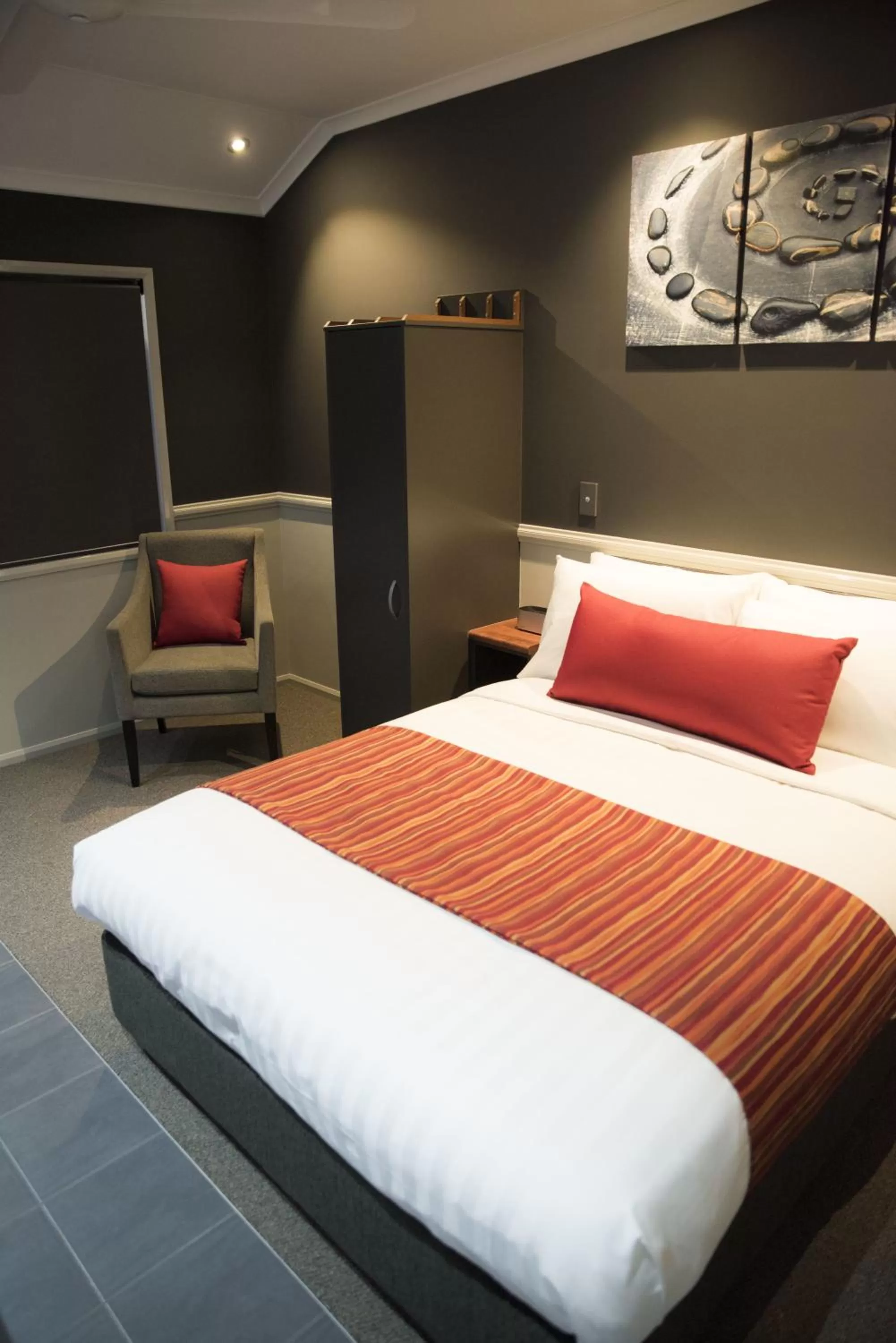 Photo of the whole room, Bed in The Rocks Motel