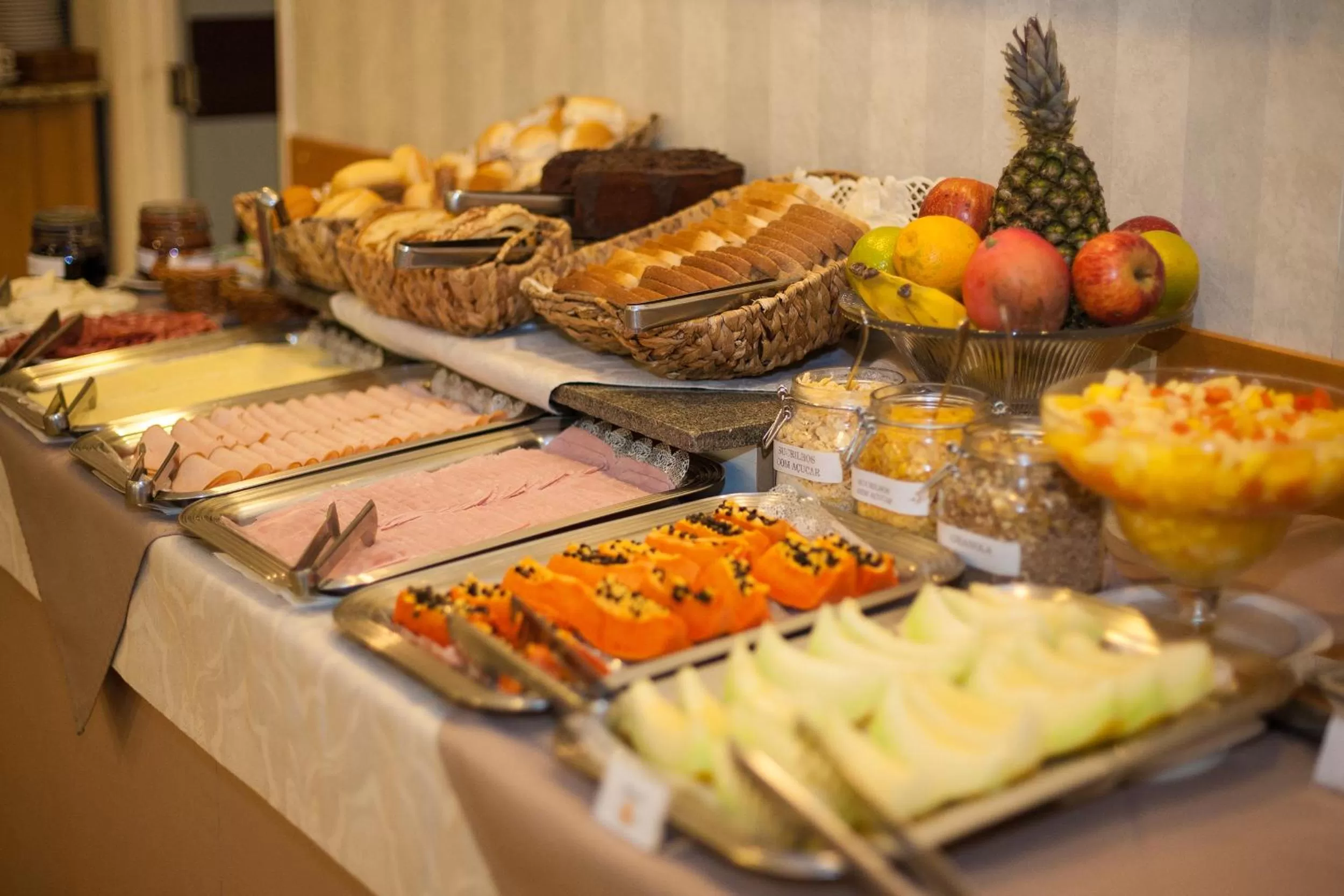 Area and facilities, Food in Tri Hotel Smart Caxias