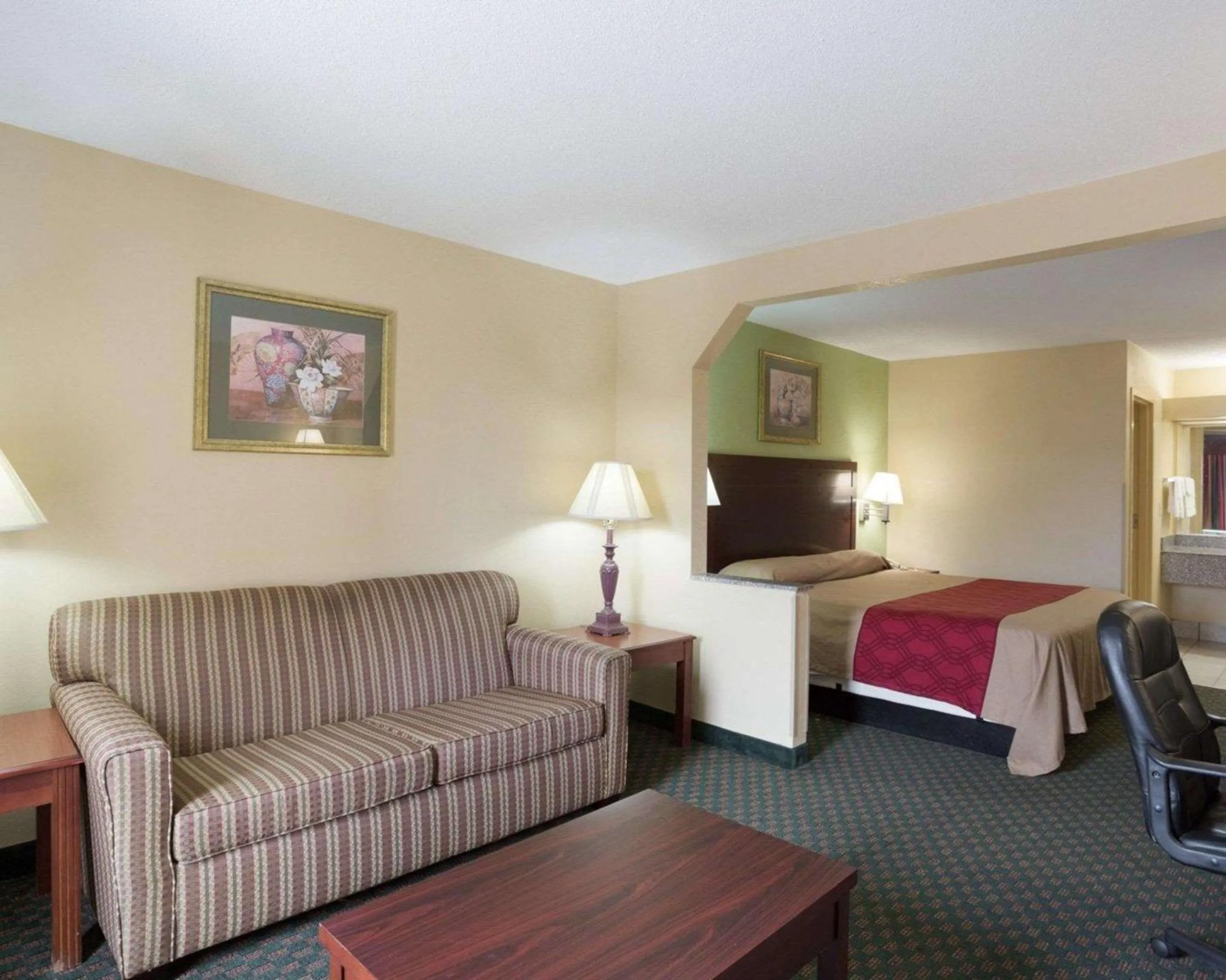 Photo of the whole room, Bed in Rodeway Inn & Suites New Orleans Gentilly