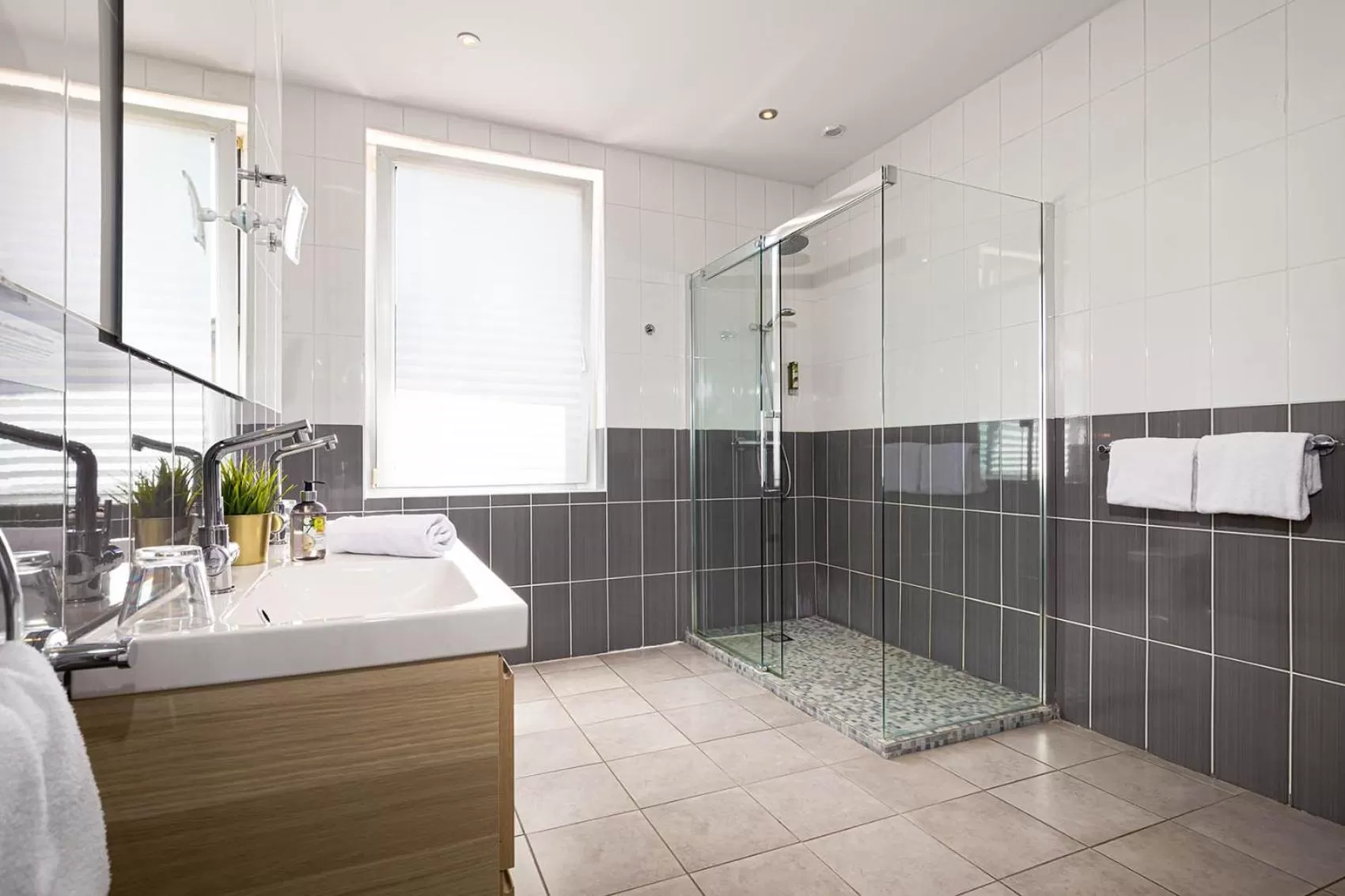 Shower in Contact Hôtels Les Pierres Dorées