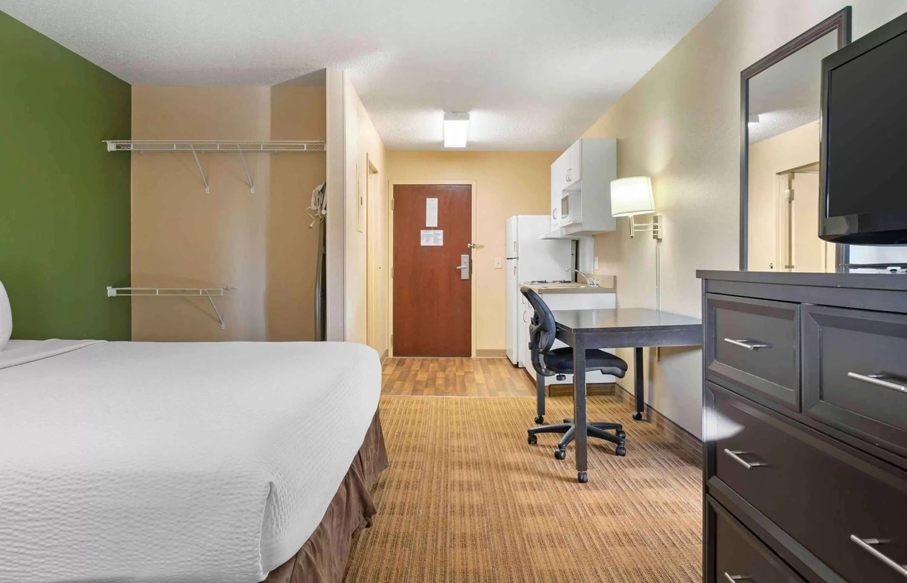 Bedroom, Bed in Extended Stay America Select Suites - Detroit - Farmington Hills