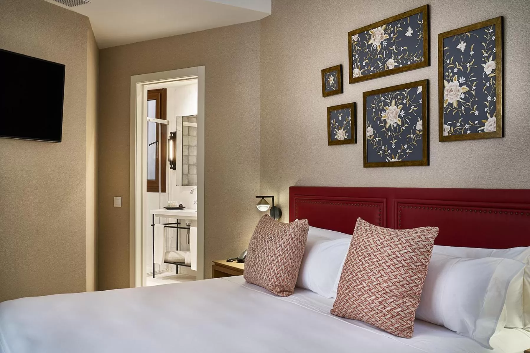 Bed in Vincci Molviedro Suites Apartments