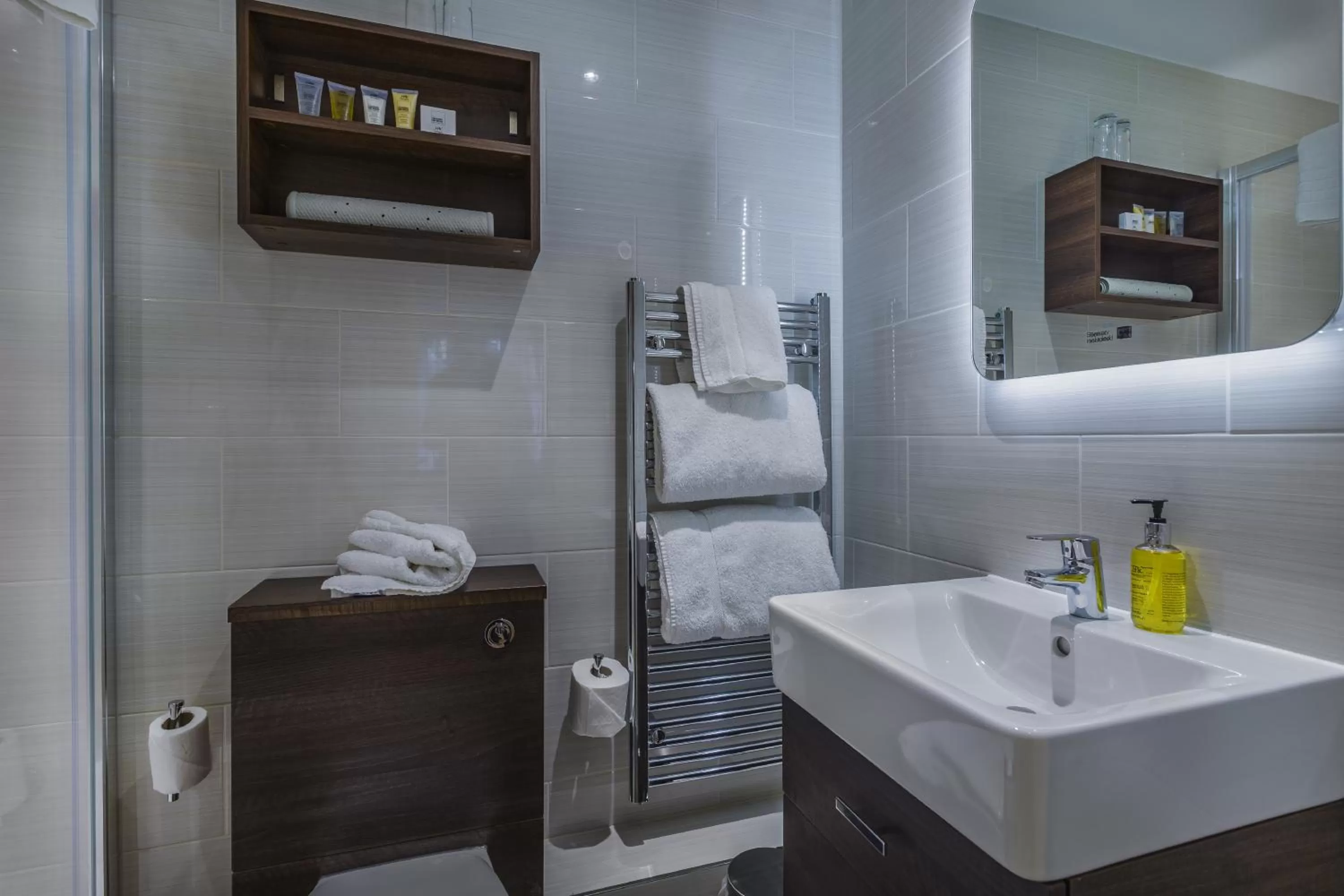 Bathroom in The Castle Hotel, Conwy, North Wales - The Coaching Inn Group