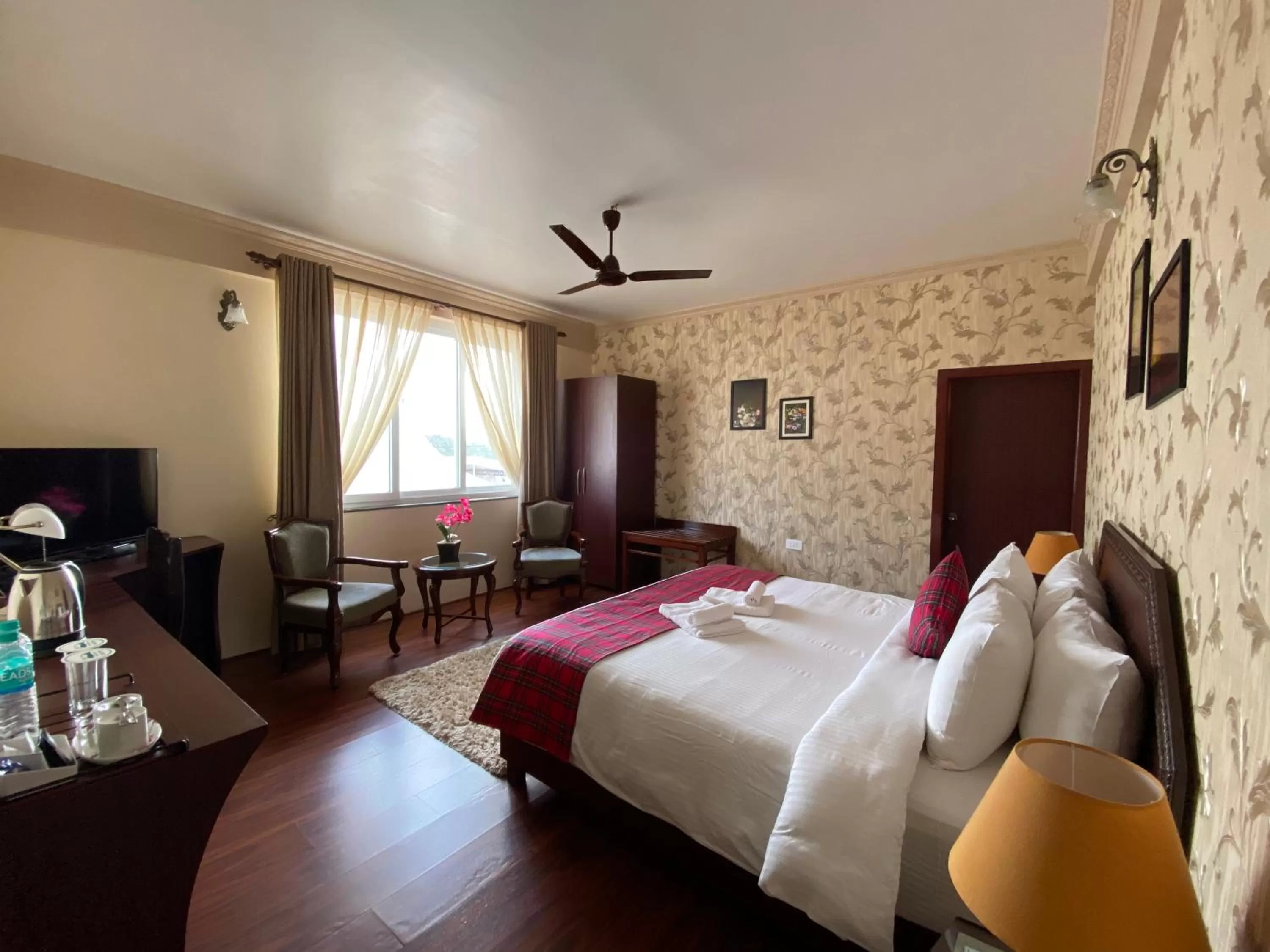 Photo of the whole room in Windermere Inn