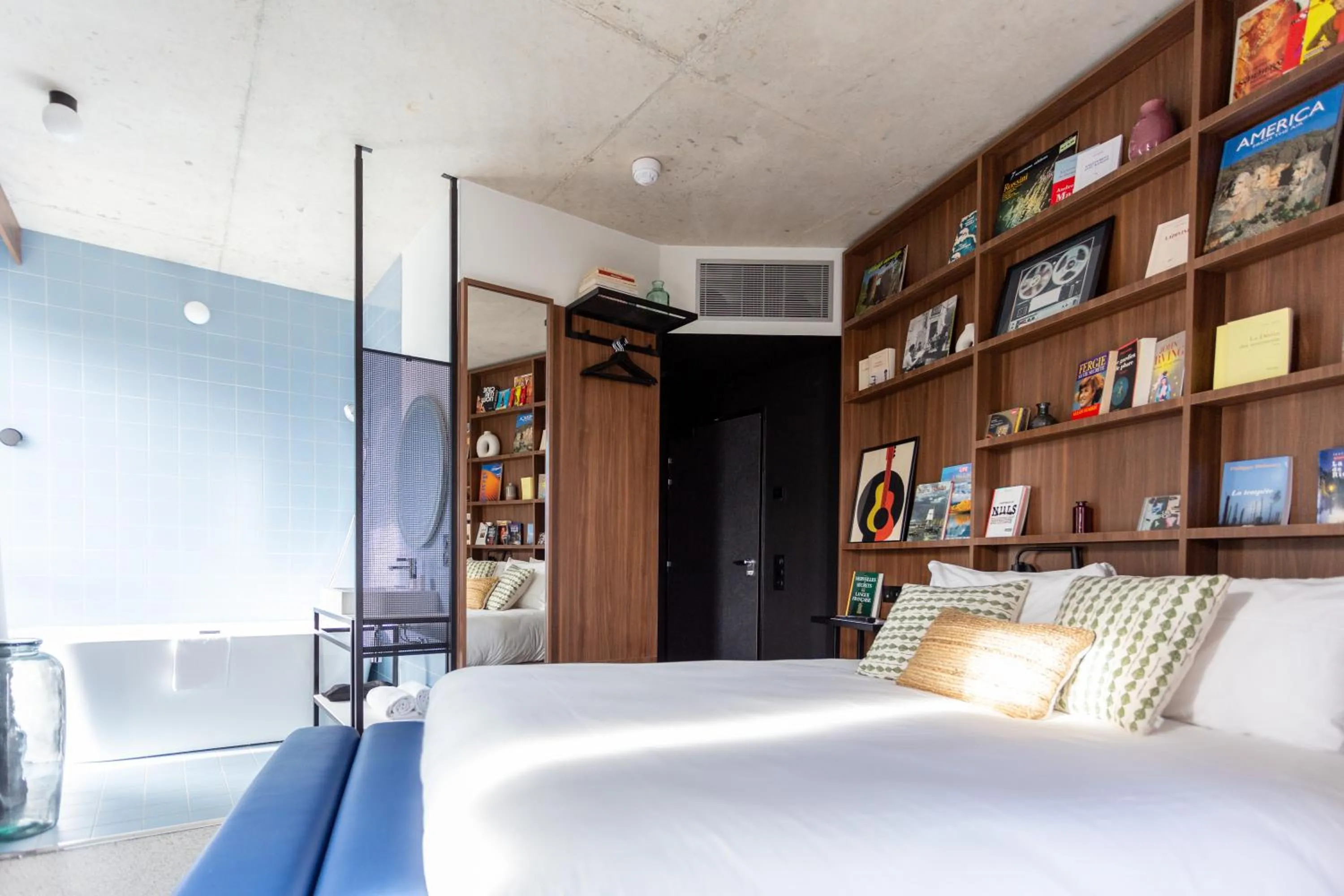 Bed in JOST Hôtel Bordeaux Centre Gare Saint Jean