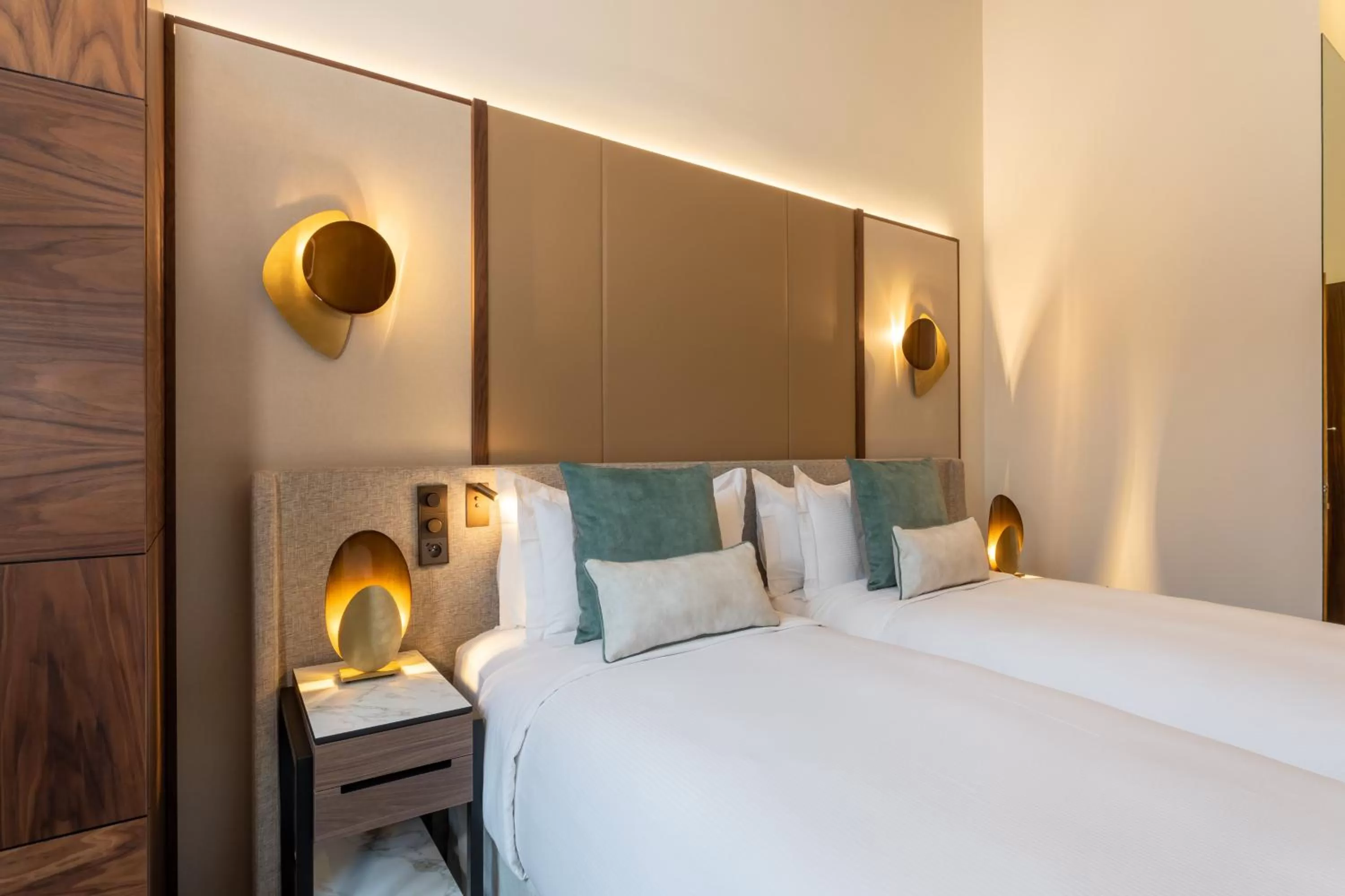 Photo of the whole room, Bed in InterContinental Paris Champs Elysées Etoile by IHG