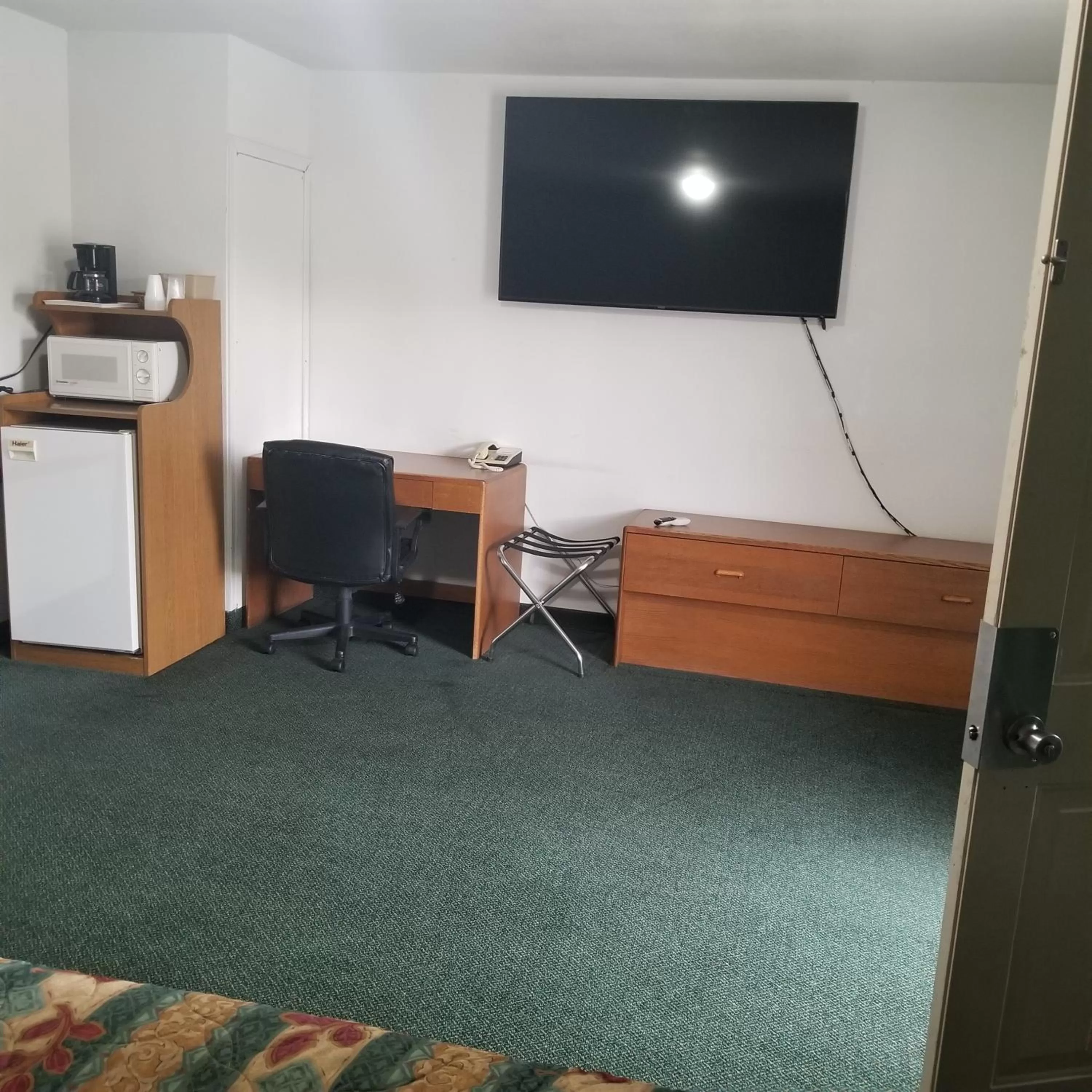 TV and multimedia in Budget 8 Motel