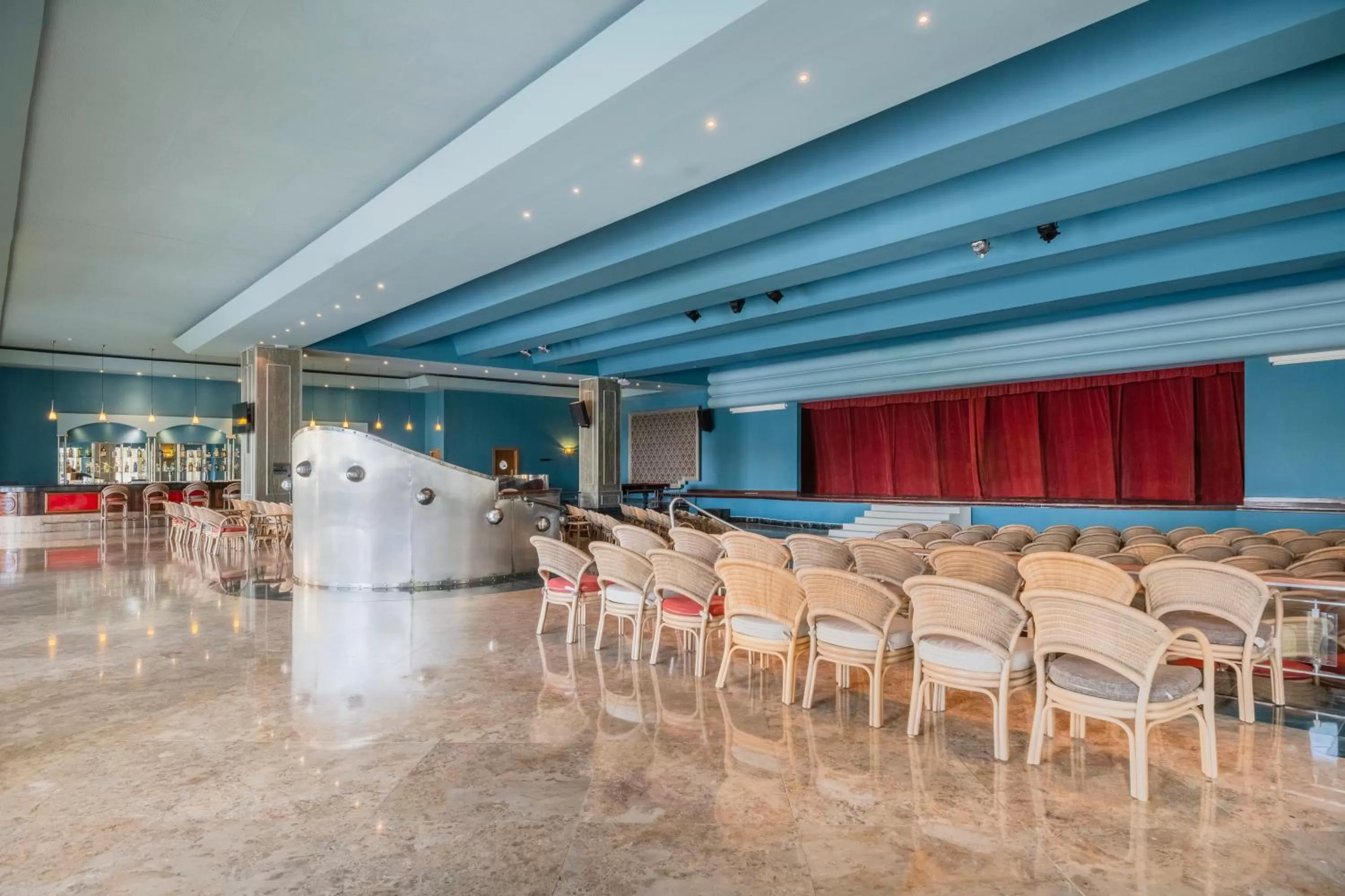 Entertainment in Iberostar Waves Rose Hall Beach - All Inclusive