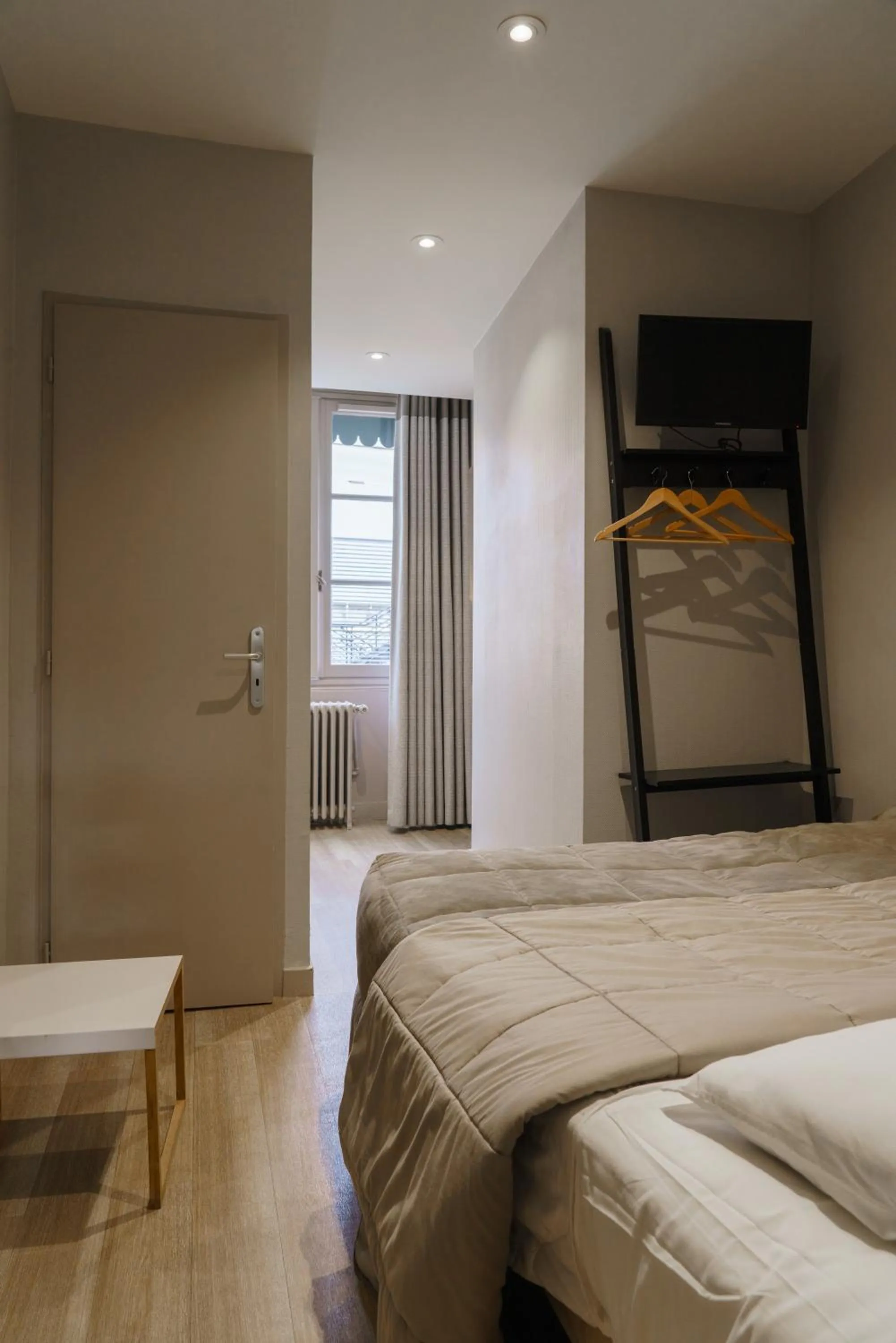 Photo of the whole room, Bed in Hotel du Théatre