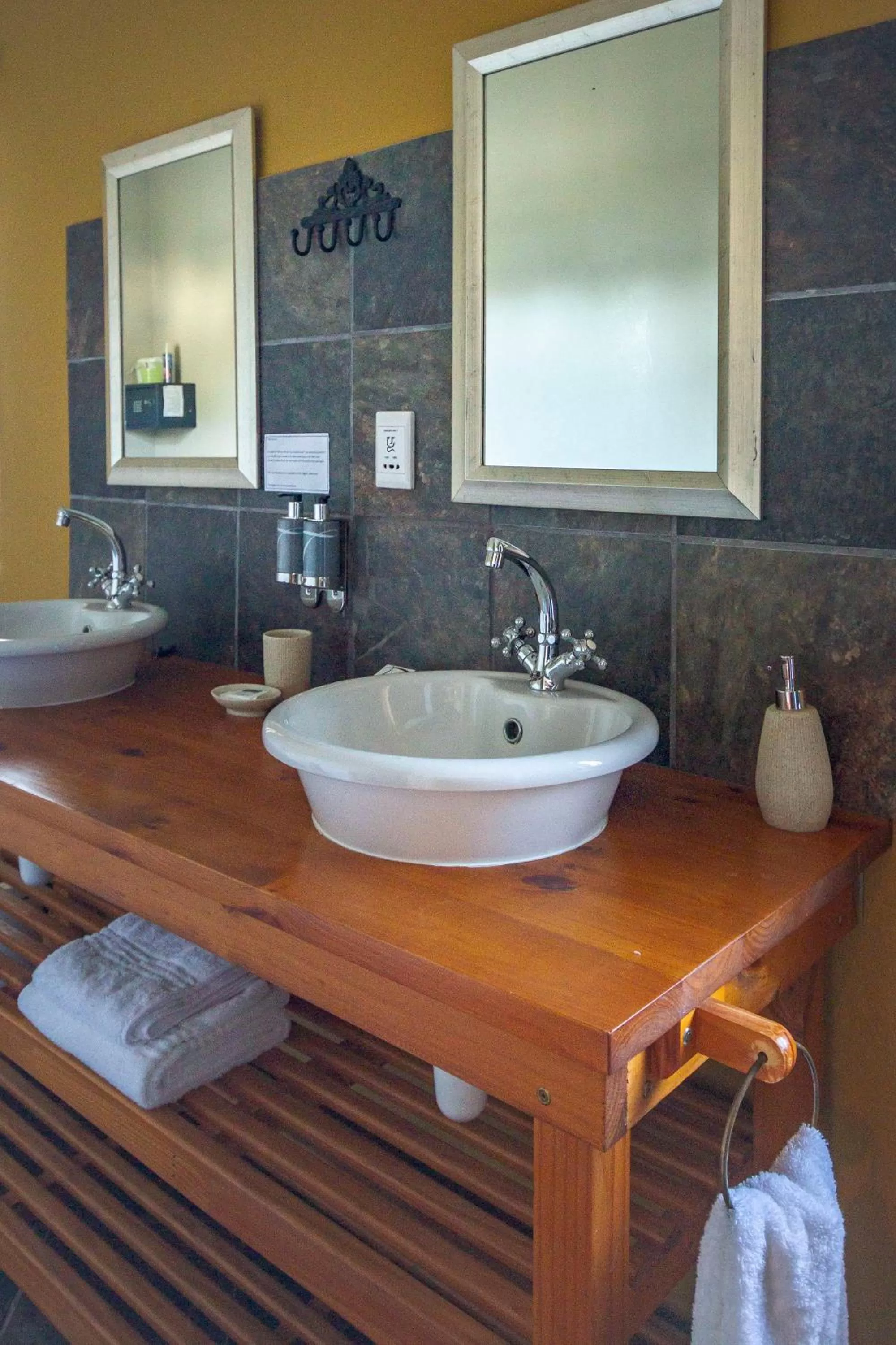 Bathroom in Airlies Historical Guest House