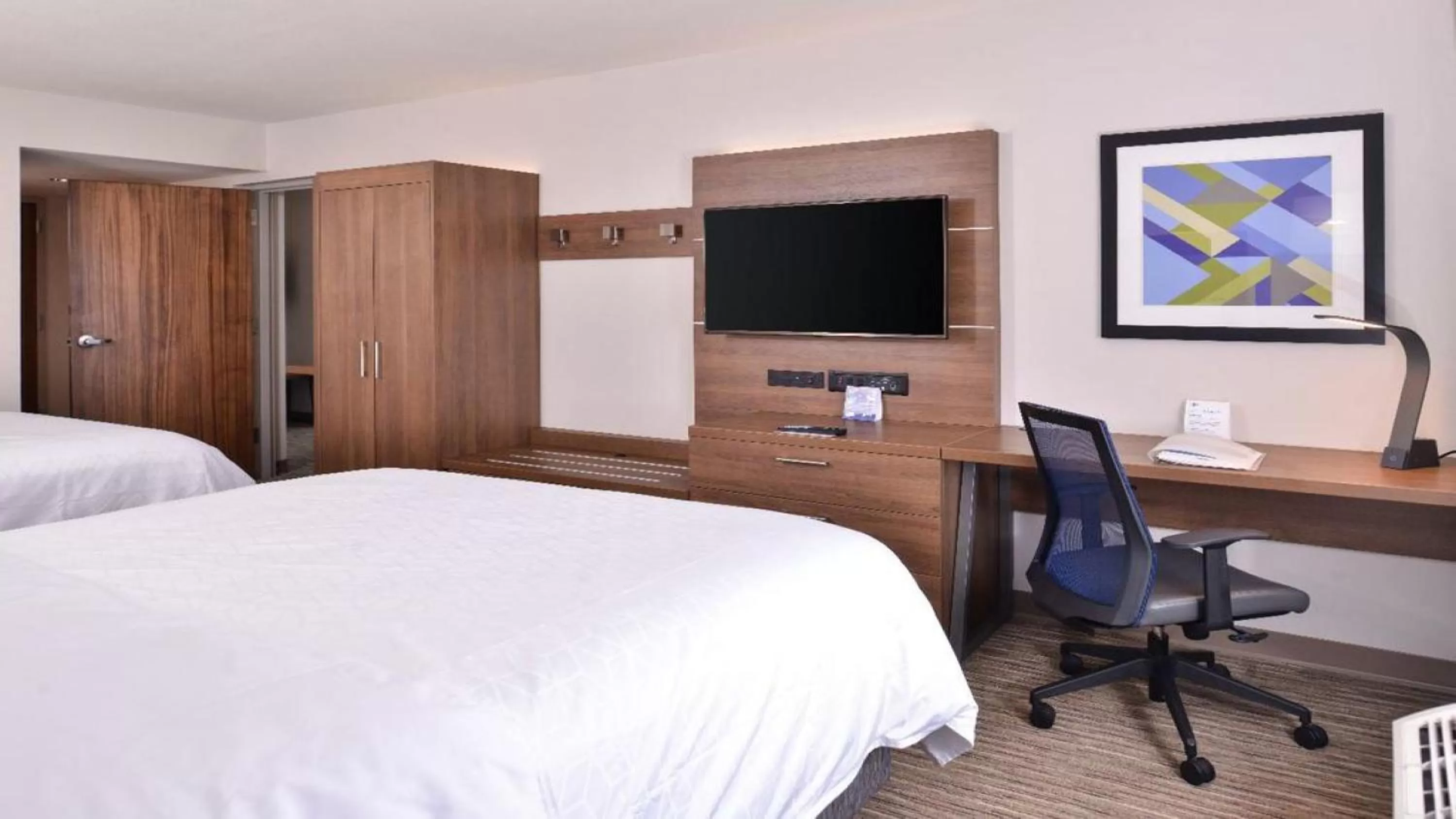 TV and multimedia, Bed in Holiday Inn Express Hotel & Suites Mount Pleasant by IHG
