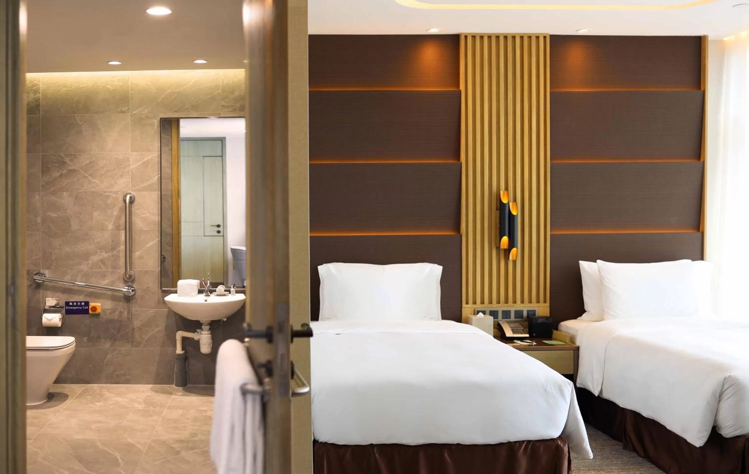 Bathroom, Bed in Oasis Aurum 181 Hotel