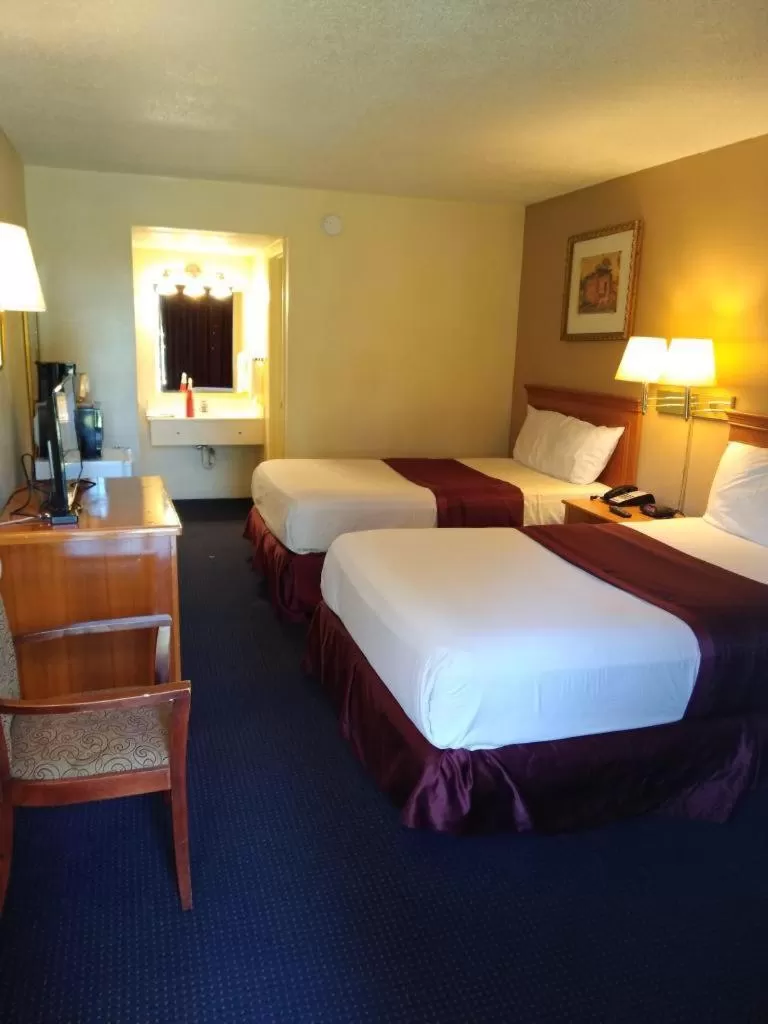 Bed in Knights Inn San Antonio near Frost Bank Center