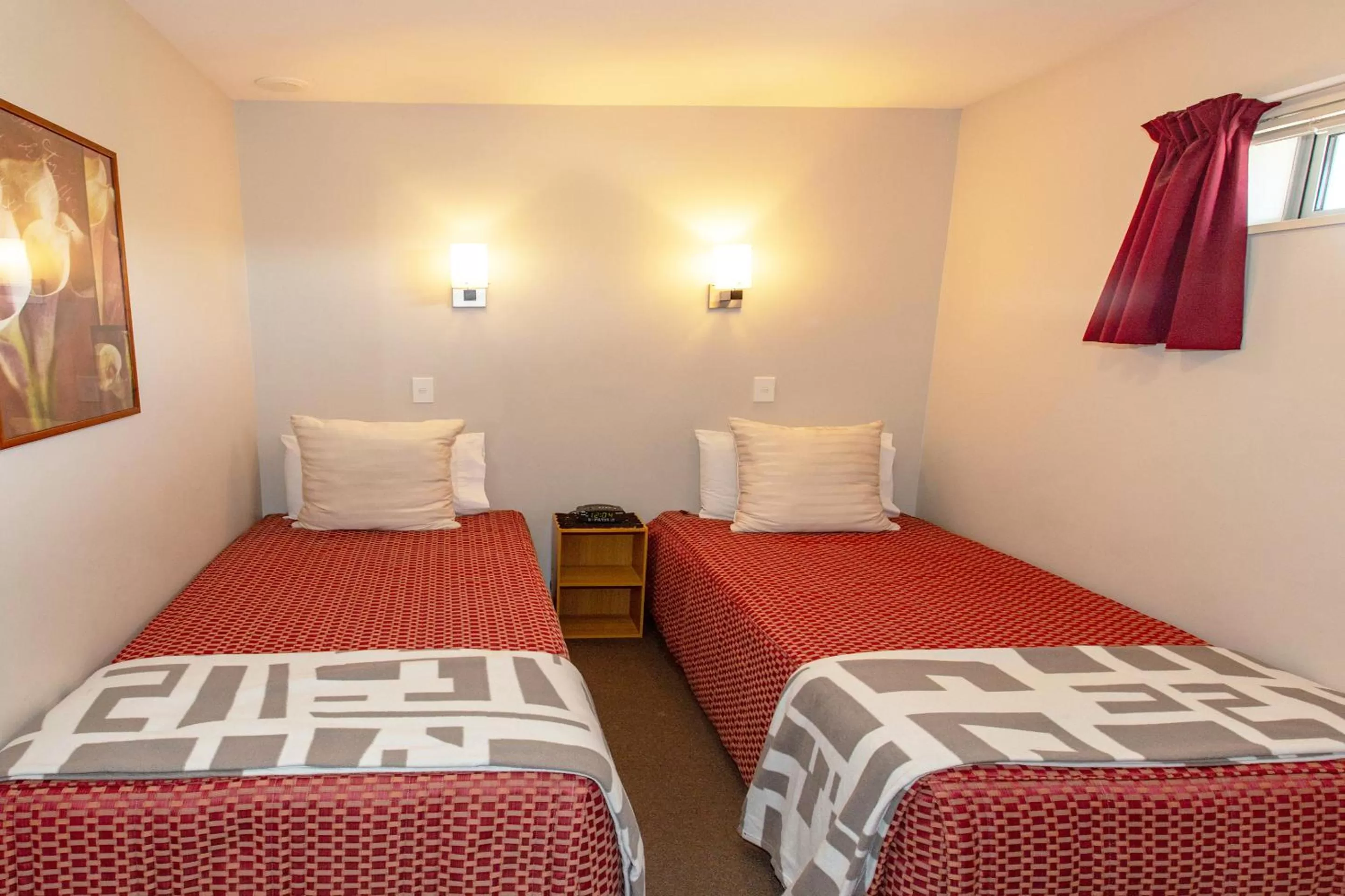 Bed in Cranford Oak Motel