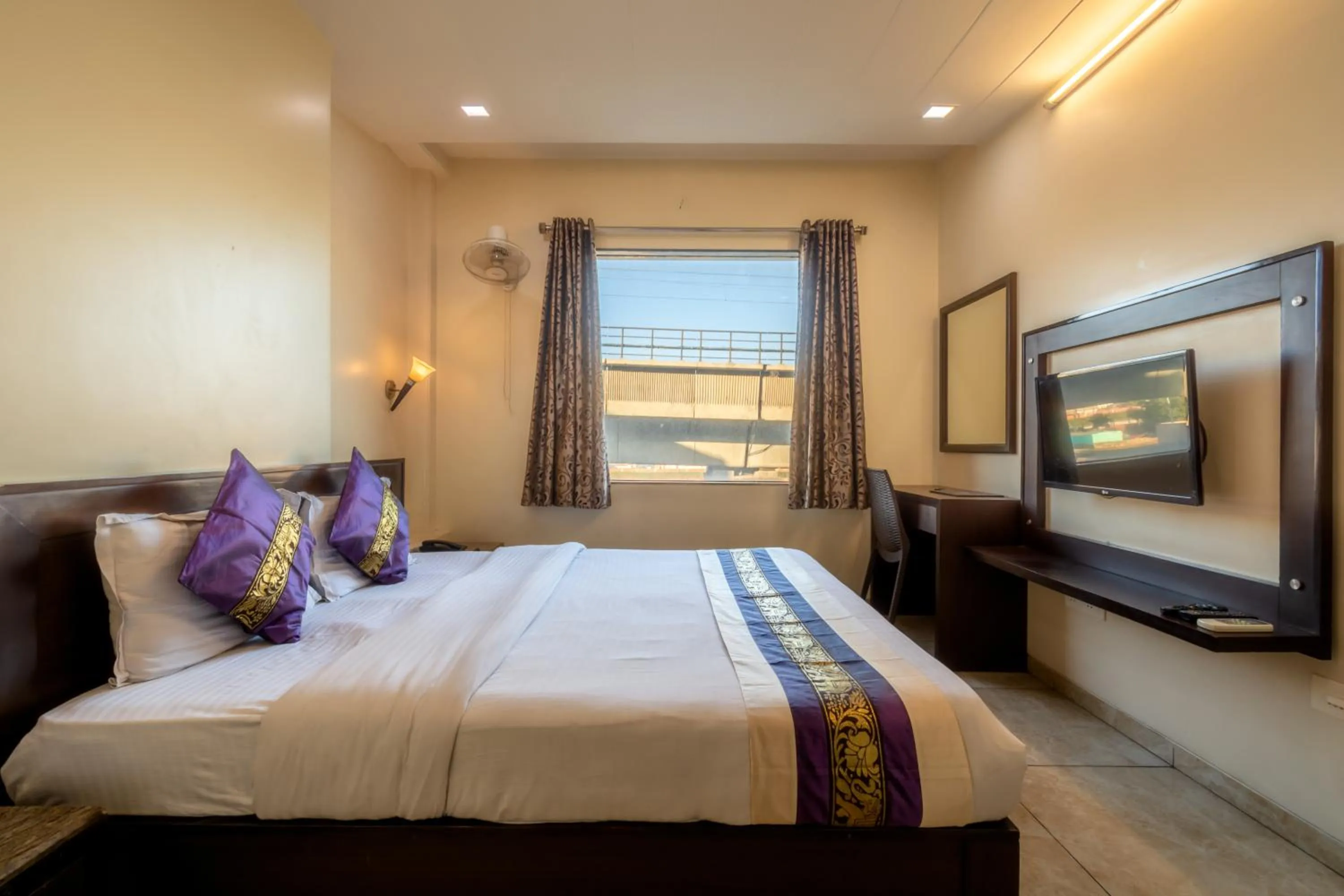 Communal lounge/ TV room, Bed in Hotel Sunday Inn