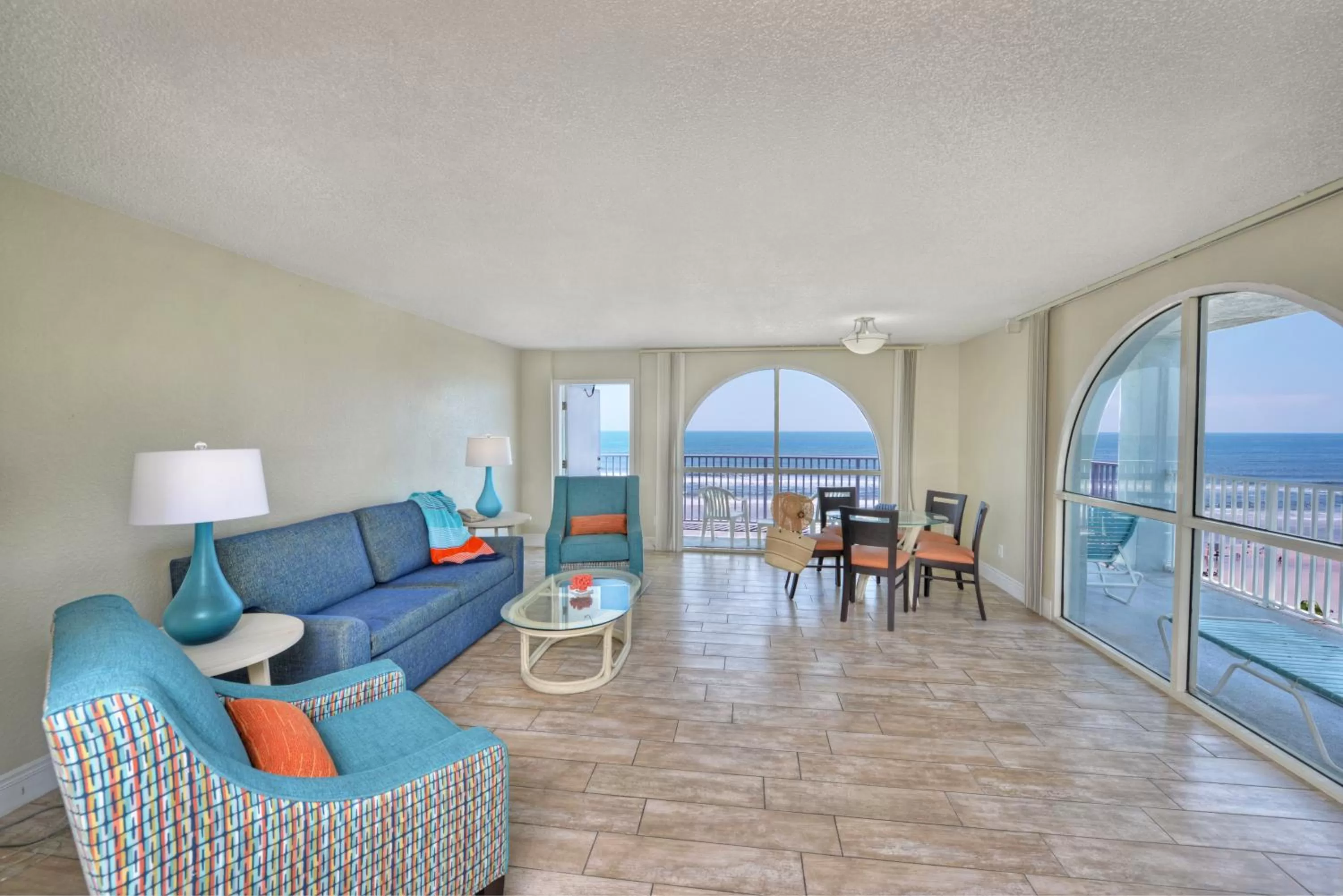 Living room in El Caribe Resort and Conference Center