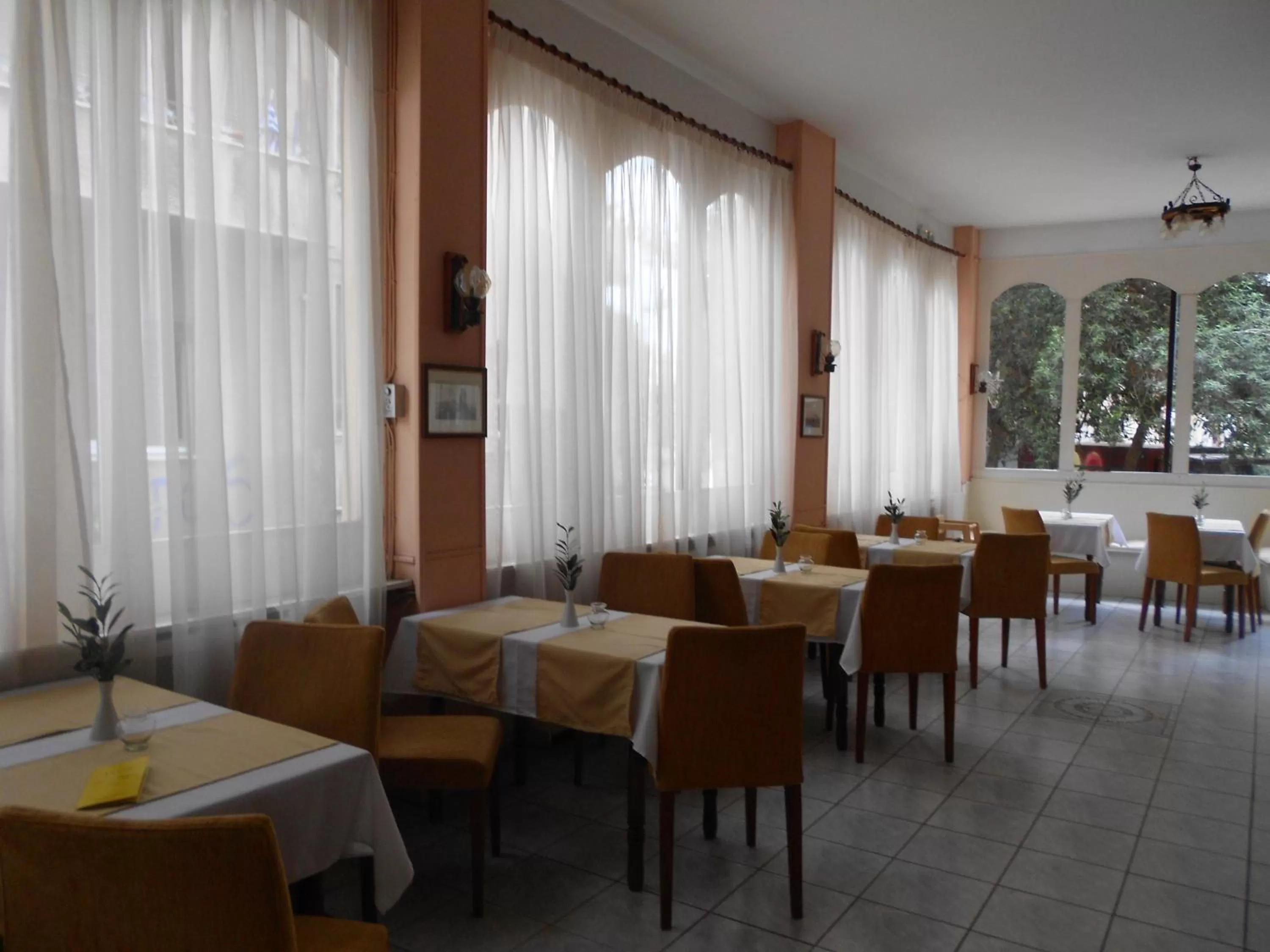 Restaurant/places to eat in Adams Hotel