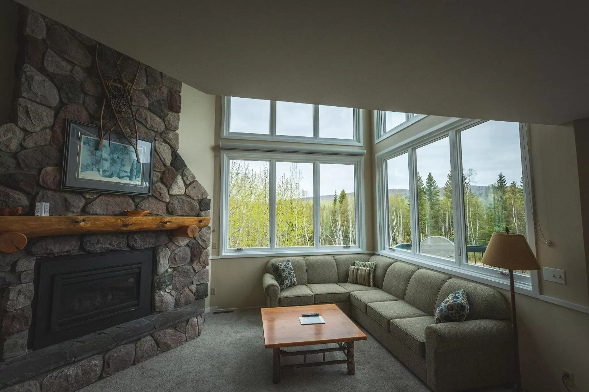 Living room in Caribou Highlands Lodge
