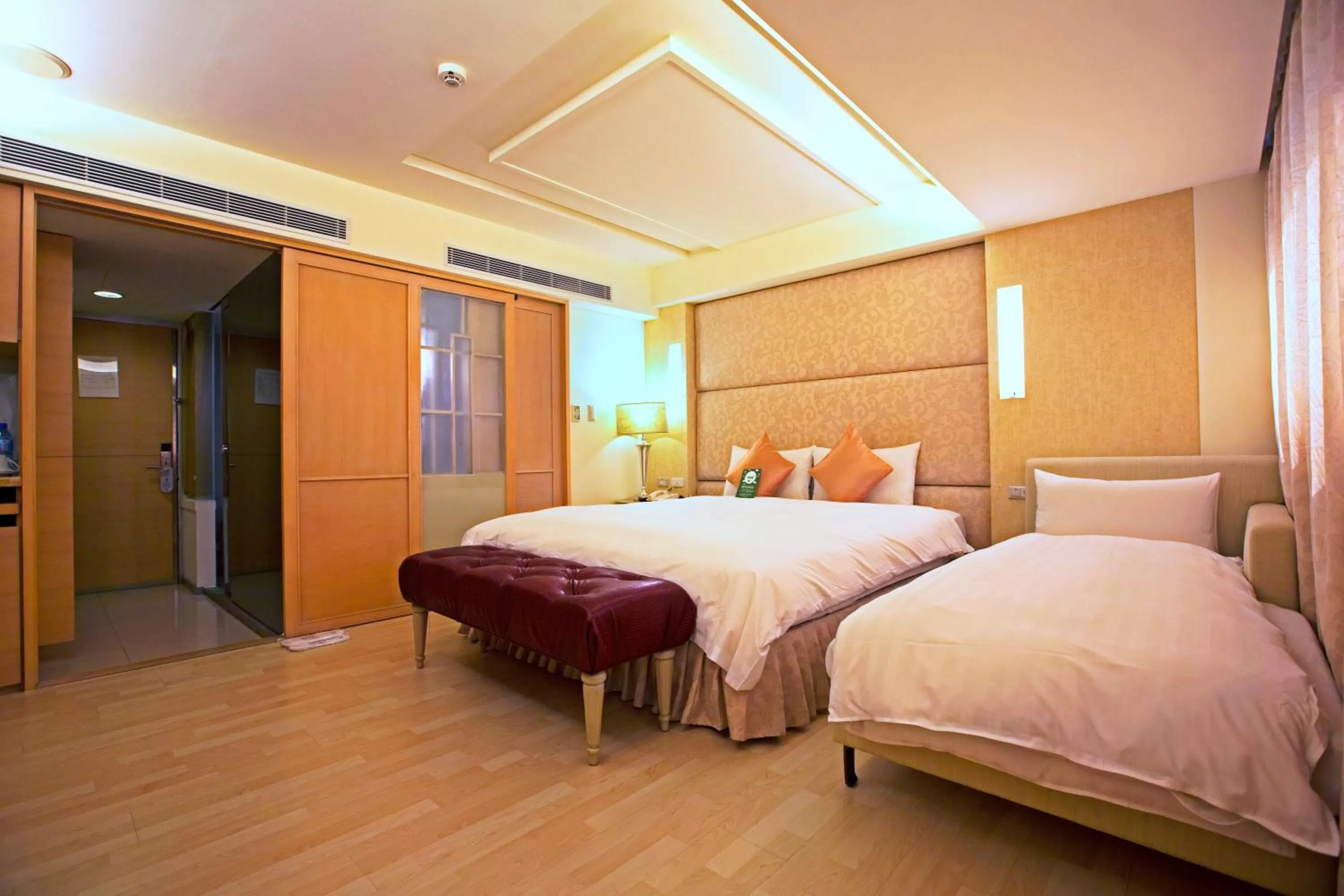 Photo of the whole room, Bed in Shin Yuan Celeb Metro Hotel