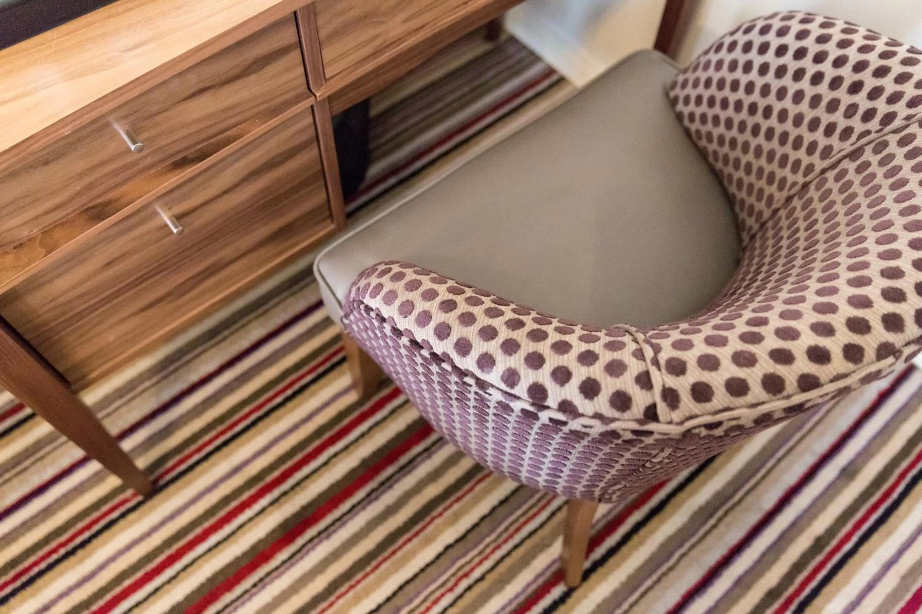 Photo of the whole room, Seating Area in The Resolution Hotel