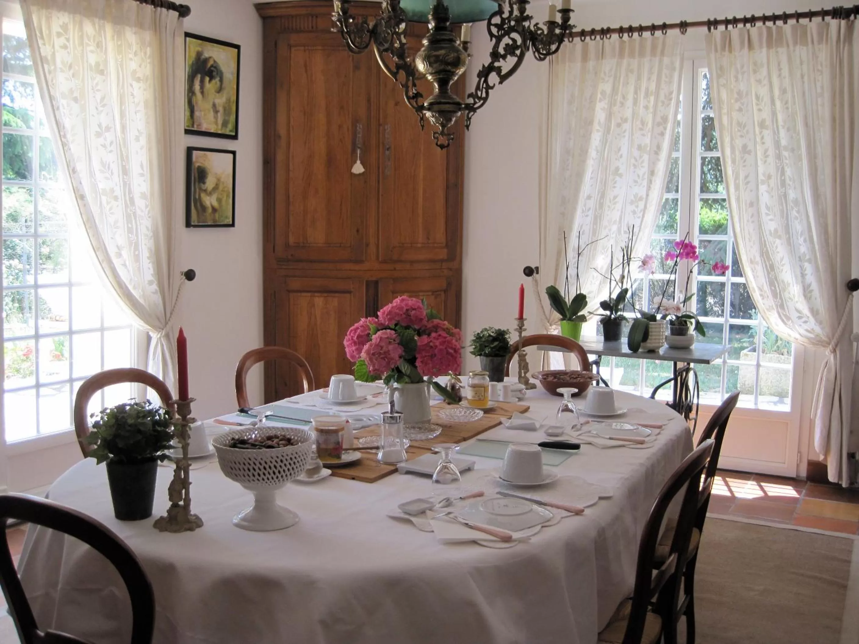 Dining area, Restaurant/Places to Eat in Chambres d'hôtes de charme au REFUGE DU PEINTRE prés de St Emilion