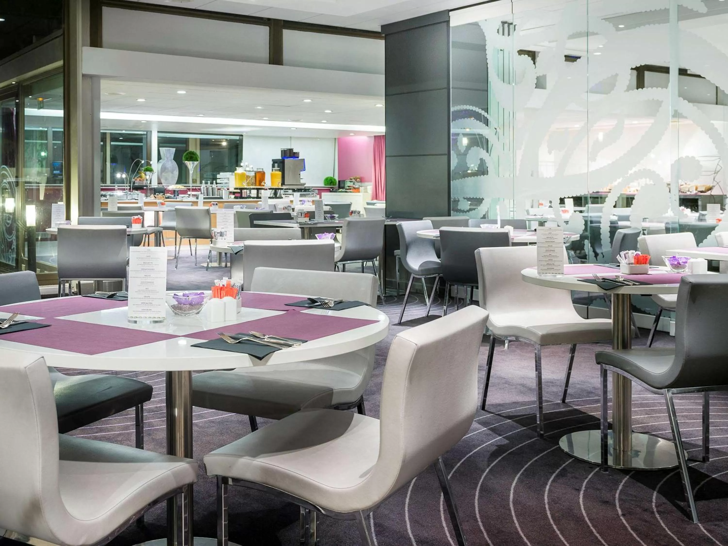 Restaurant/places to eat in Mercure Paris Centre Tour Eiffel