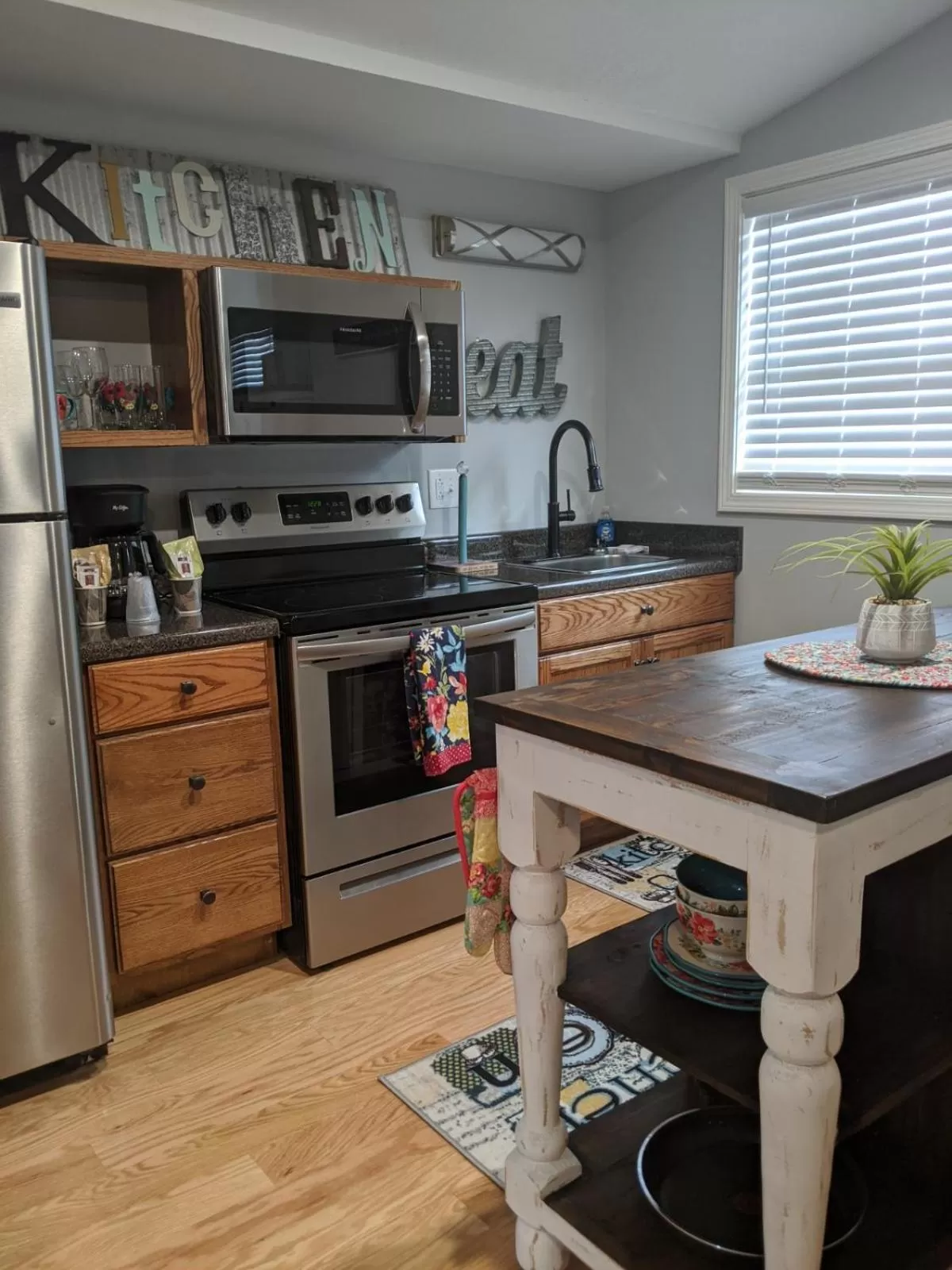 Kitchen or kitchenette in Heidi Motel - Helen