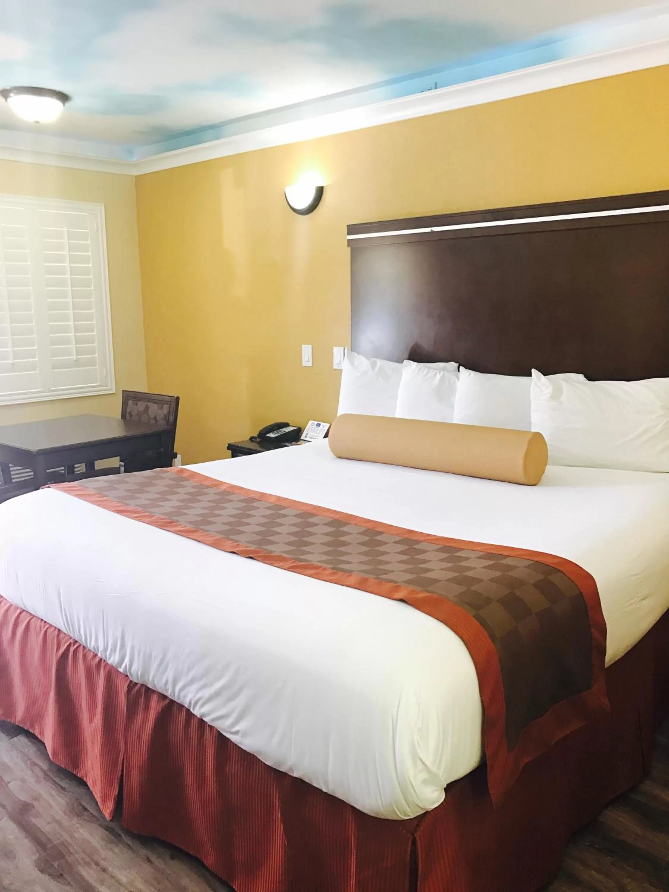 Bed in Hollywood Palms Inns & Suites