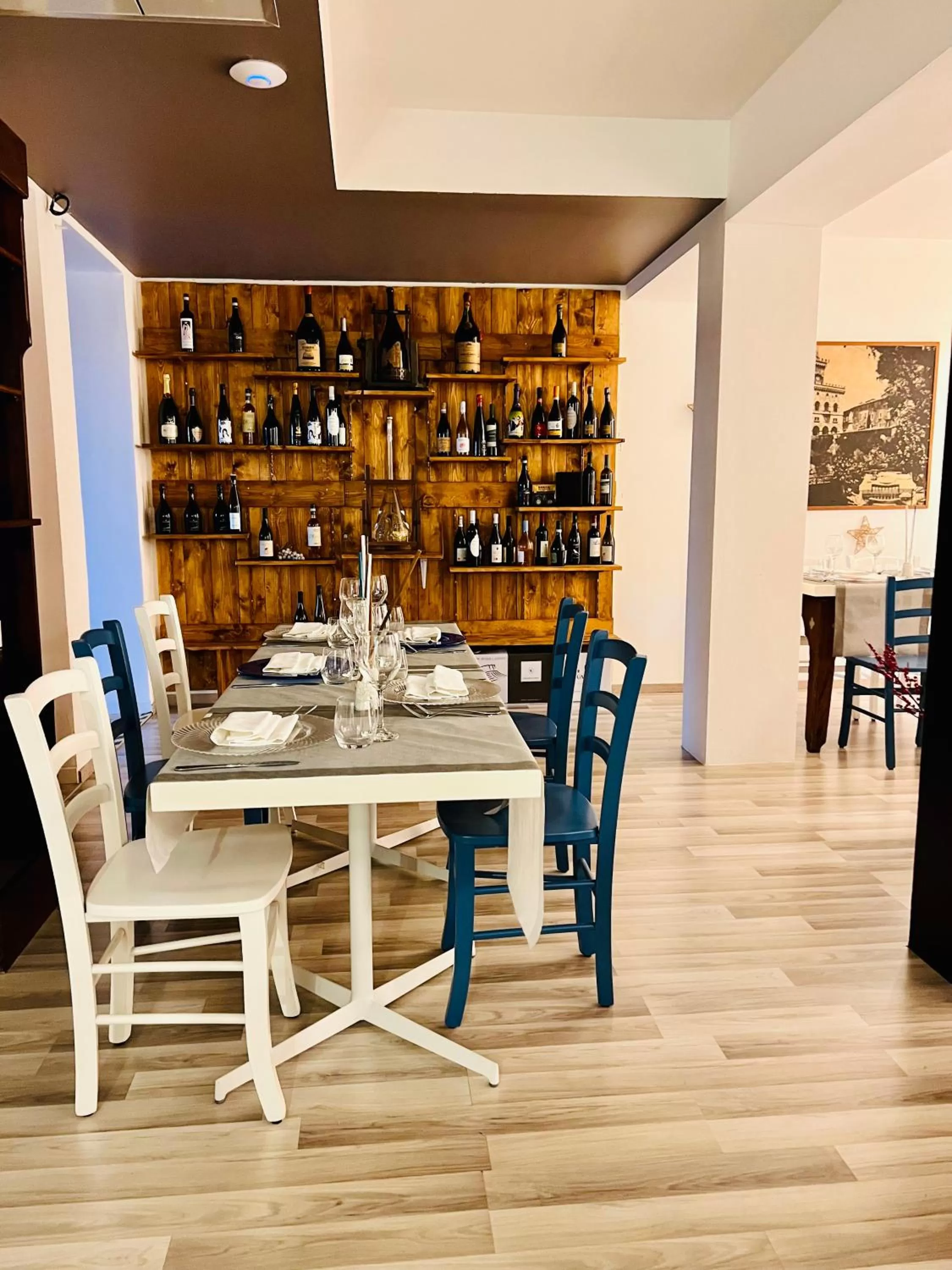 Restaurant/places to eat in Rainbow Hotel Depandance Joli