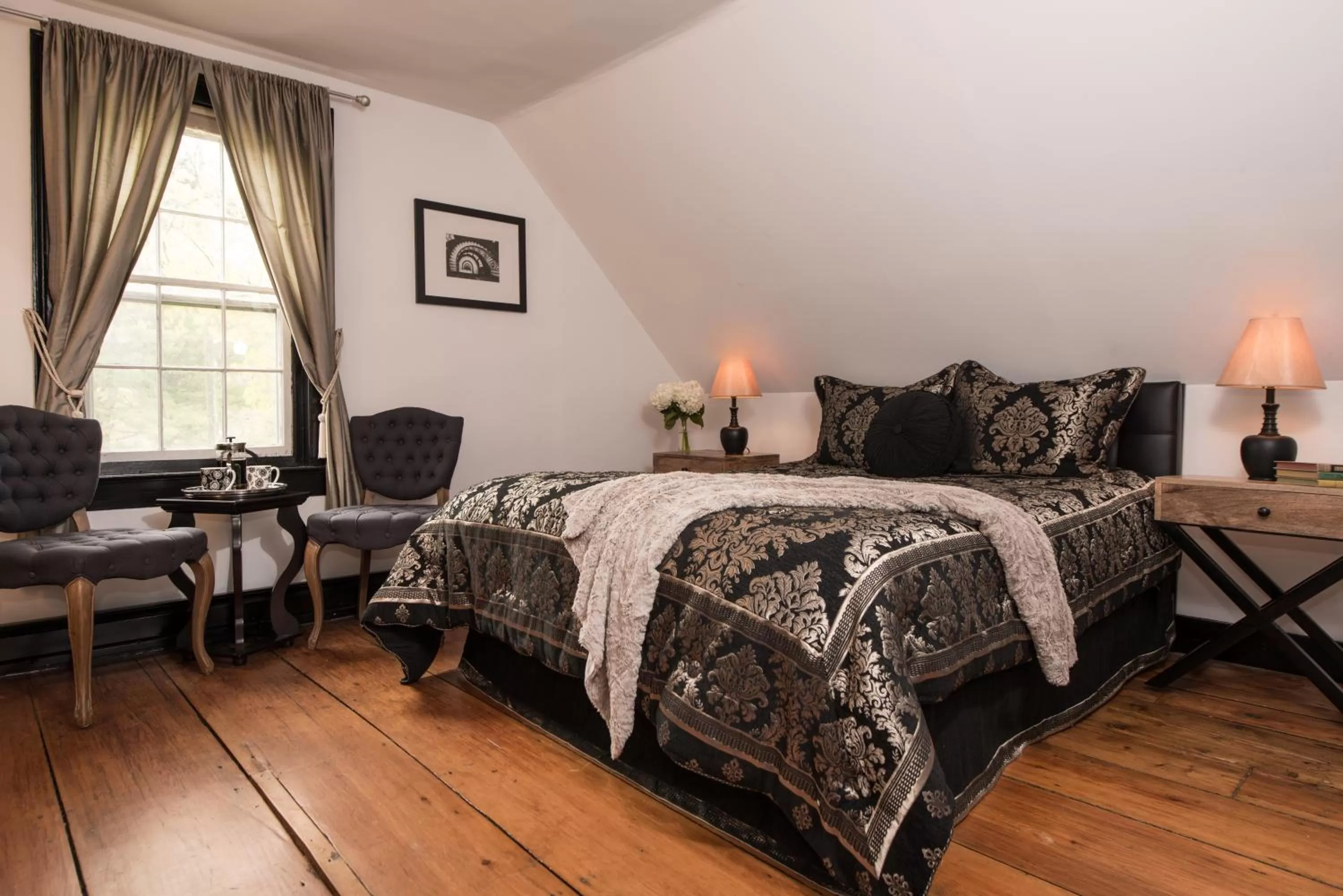 Bed in The Lincoln Inn & Restaurant At The Covered Bridge