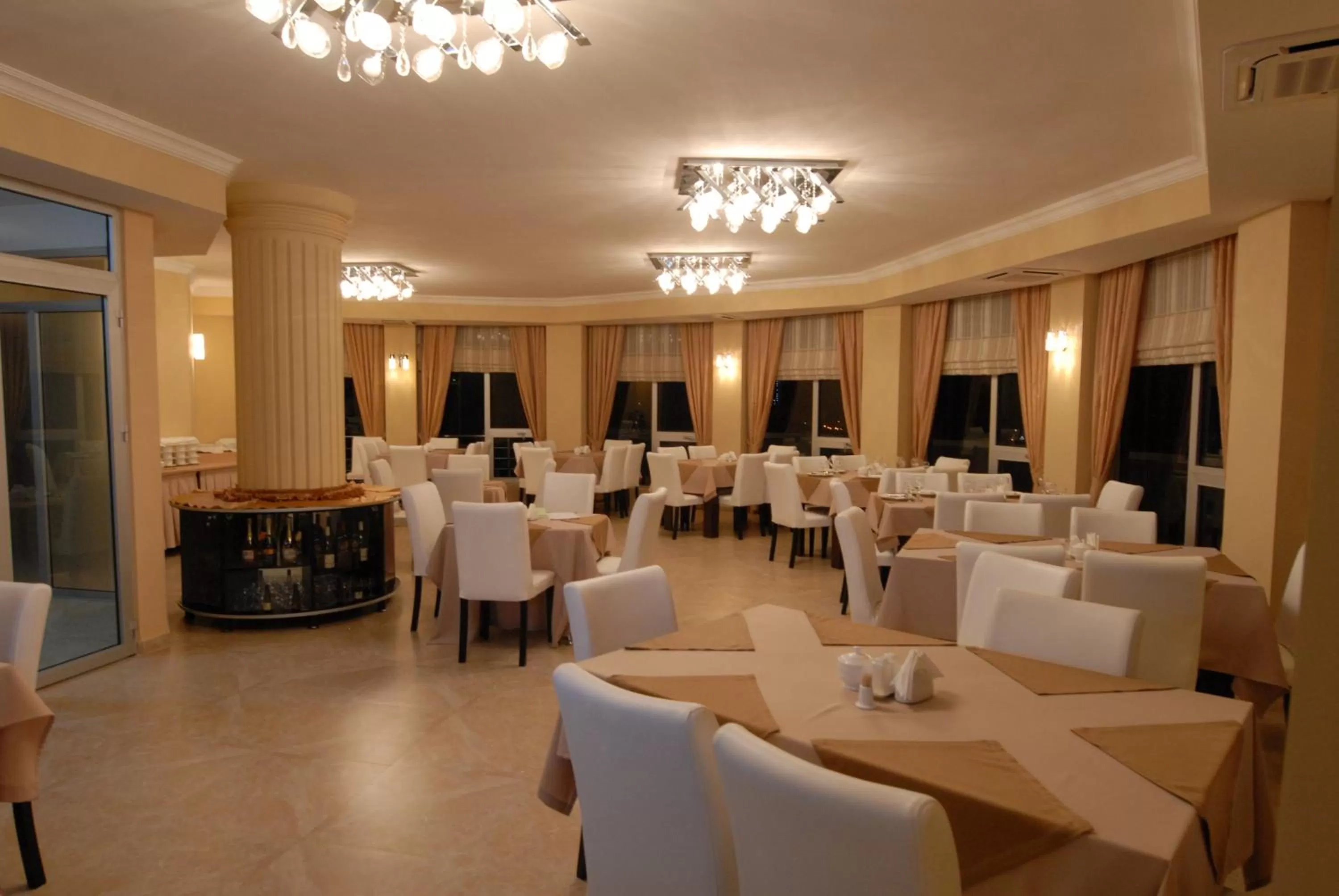 Restaurant/places to eat in Hotel Aisi