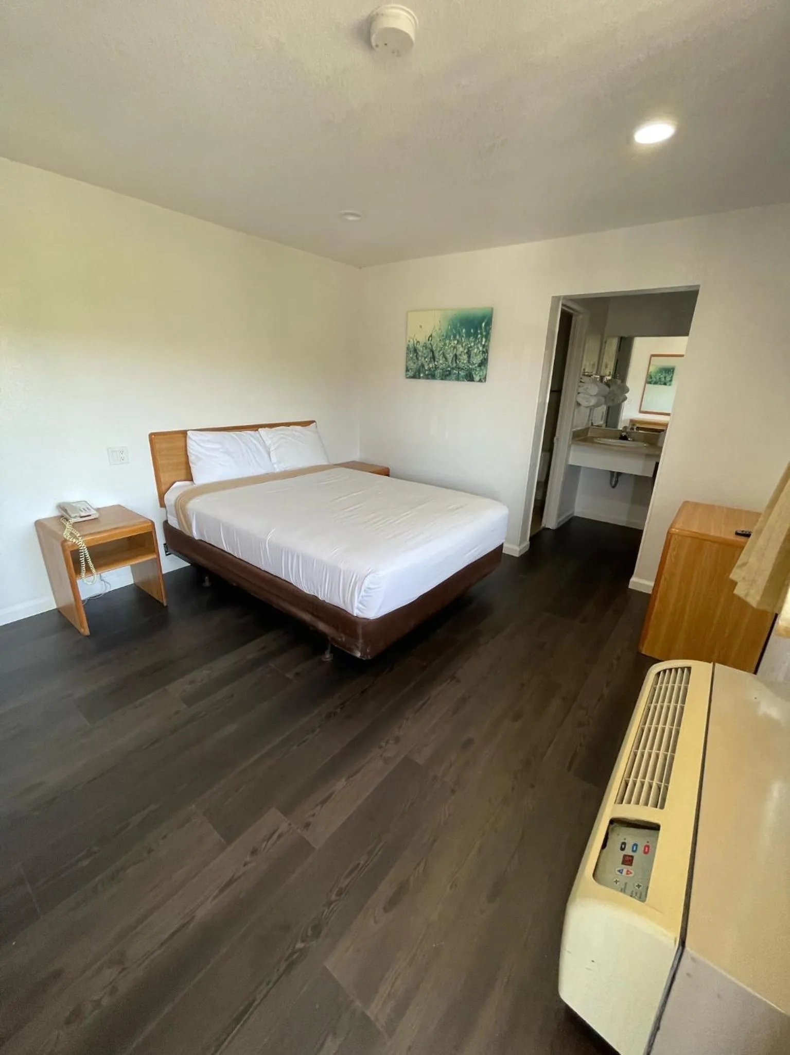 Photo of the whole room, Bed in Palms Inn & Suites