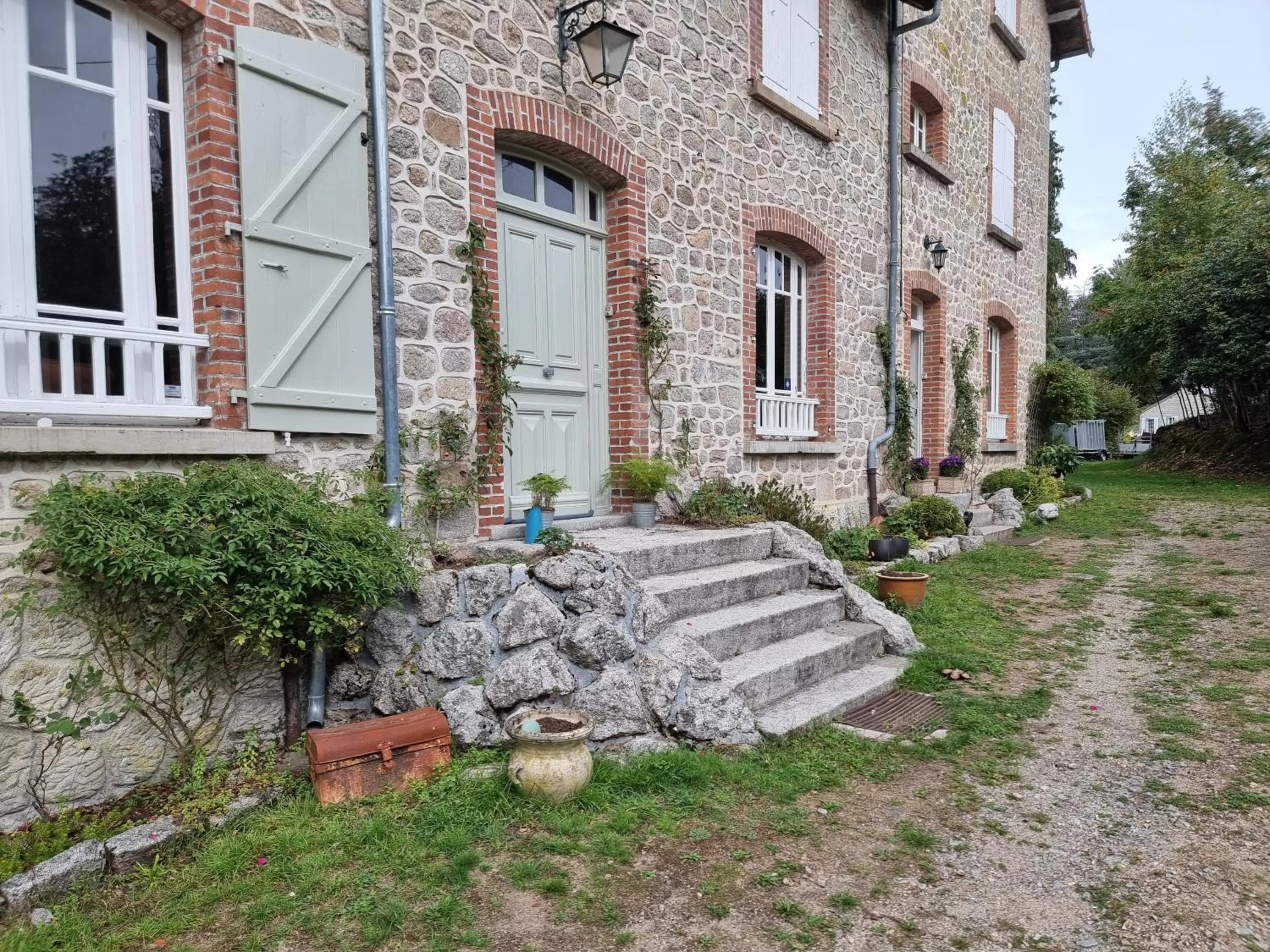 Property building in Bon Chez Nous