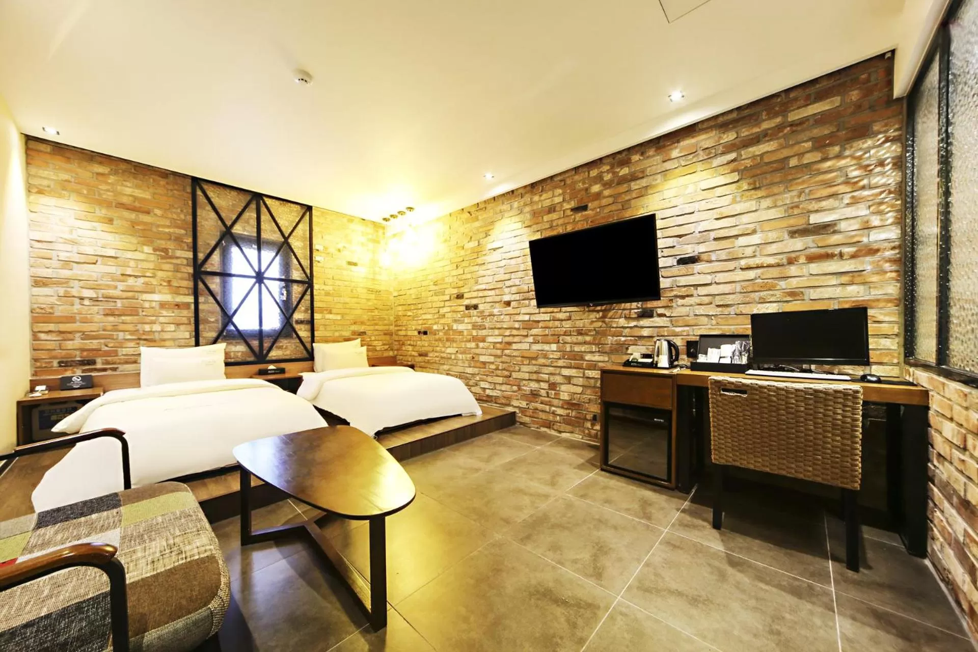 TV and multimedia, Bed in Masan Almond Hotel