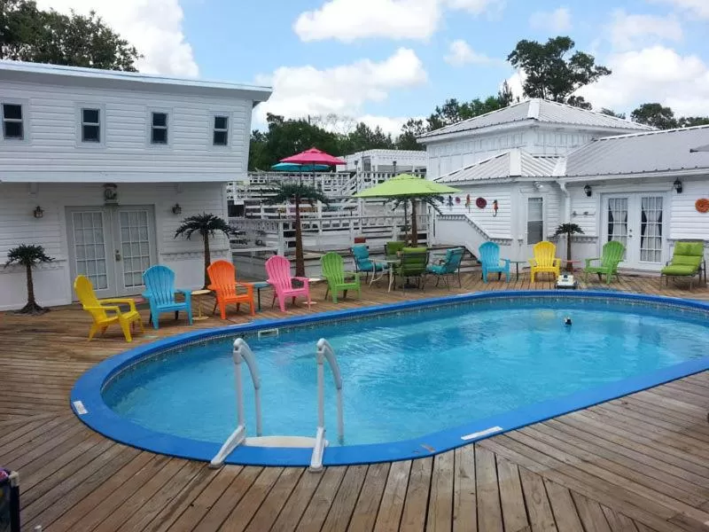 Swimming Pool in Book Nook Inn