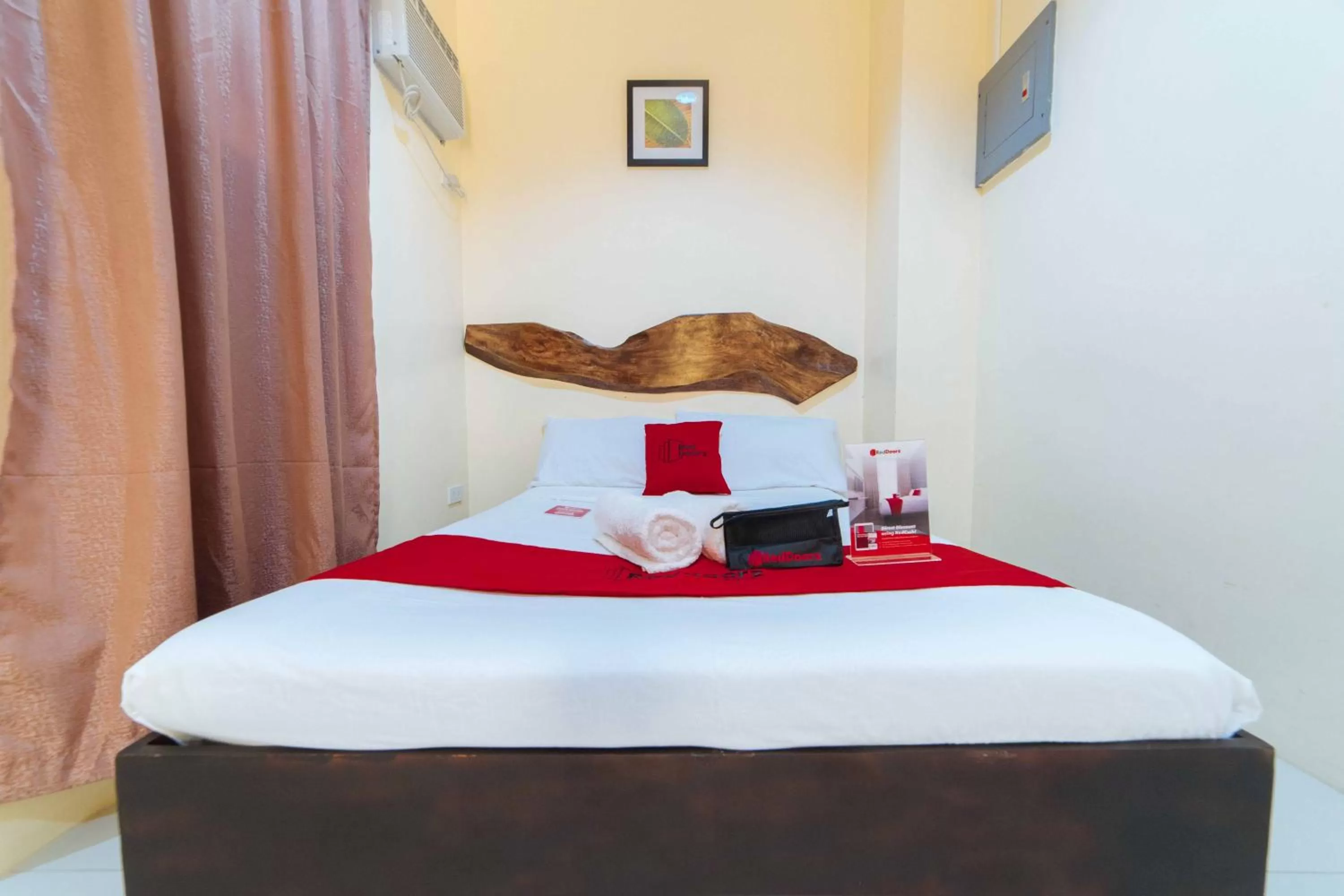 TV and multimedia, Bed in RedDoorz near New Government Center