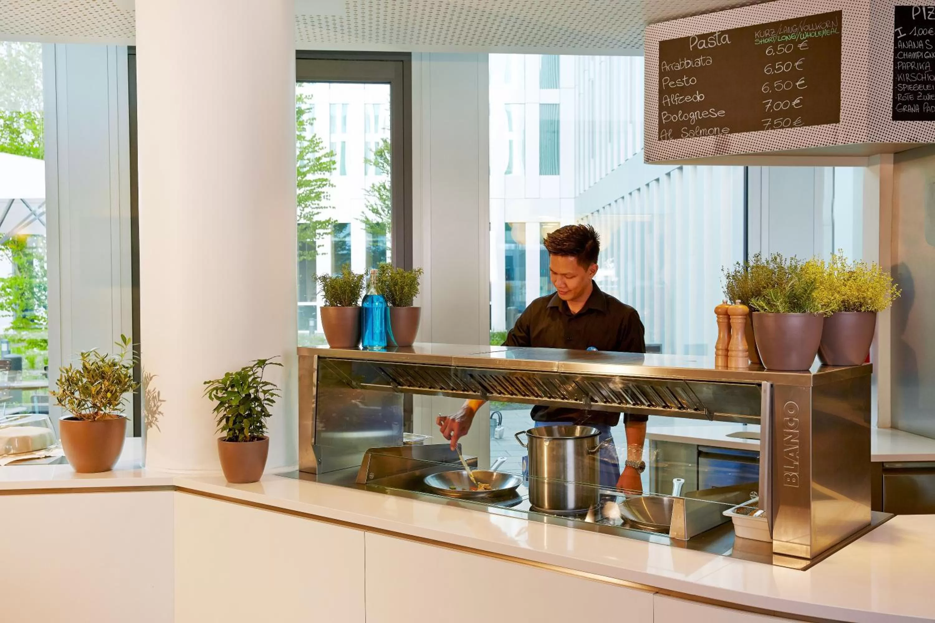 Restaurant/places to eat in H2 Hotel München Messe
